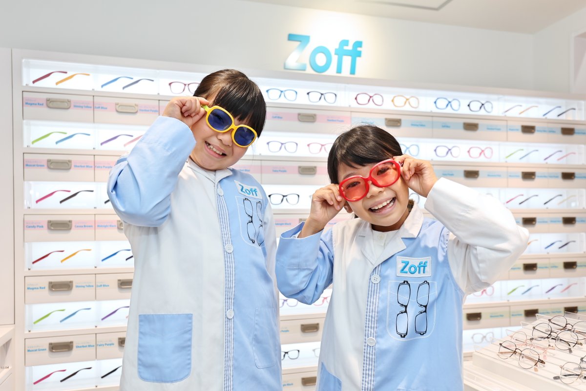 KidZania_F's tweet photo. ＼6月10日は ＃こどもの目の日👀 ／

キッザニア福岡の「メガネショップ」では、メガネを使うことの楽しみや役割について知ることができます！😎
好きな色のパーツを組み合わせて、あなただけのカッコいいメガネを作ってみてくださいね✨

#キッザニア #Zoff https://t.co/SbRnLiAN1n