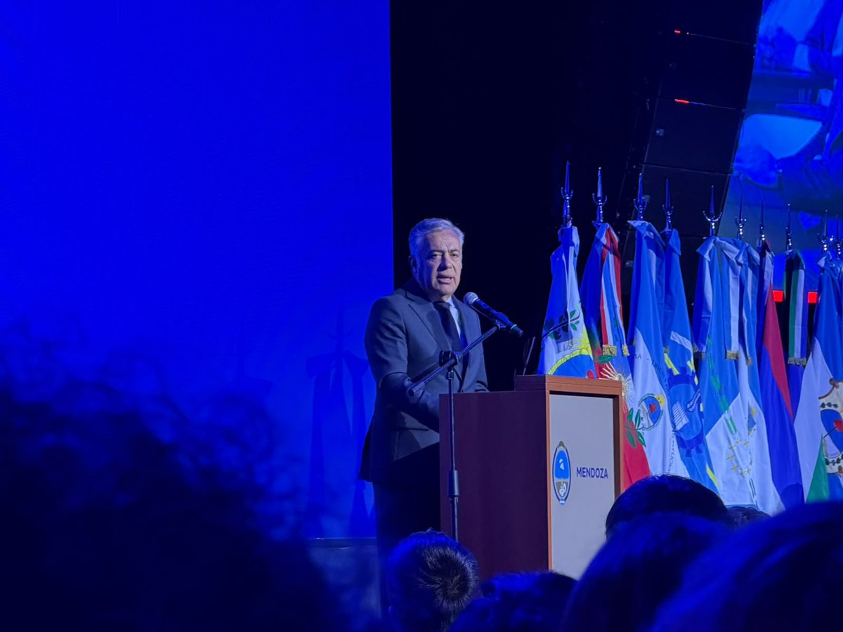 UNESCOmvdo's tweet photo. 🌎🎭La UNESCO participa en el Encuentro Federal de Industrias Culturales y Creativas, organizado por el CFI y que se desarrolla del 4 al 6 de junio en Mendoza, Argentina 🇦🇷. En el panel “Radar Internacional: Modelos de planificación en las Industrias Culturales y Creativas”, especialistas de la región intercambian experiencias, desafíos y oportunidades para fortalecer políticas públicas que impulsen la creatividad, la innovación y el desarrollo sostenible.

🎙️ Participan Mauricio Cifuentes (Chile), Ana Carla Fonseca (Brasil), Alcira Sandoval Ruiz (UNESCO) y Christian Asinelli (CAF), con la moderación de Marcela Cardillo. La cultura es un motor de desarrollo, empleo e identidad. Pensar estratégicamente su futuro es clave para construir sociedades más inclusivas, creativas y resilientes.