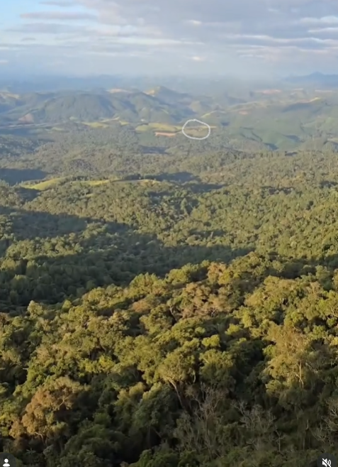 luisdmayer's tweet photo. @Bardovik @danniel_darko @kerusbacon @treplicanto @matdestt @anafolklorism irmao é regiao de serra ali, tudo ao redor é assim
nao to faland q é etzinho nao, só nao tem como um camping ser visto daquela forma devido a distancia até a casa do maluco 
simplesmente nao da nem pra ver a casa do cara e ta circulado ainda https://t.co/dD0hswfJV5