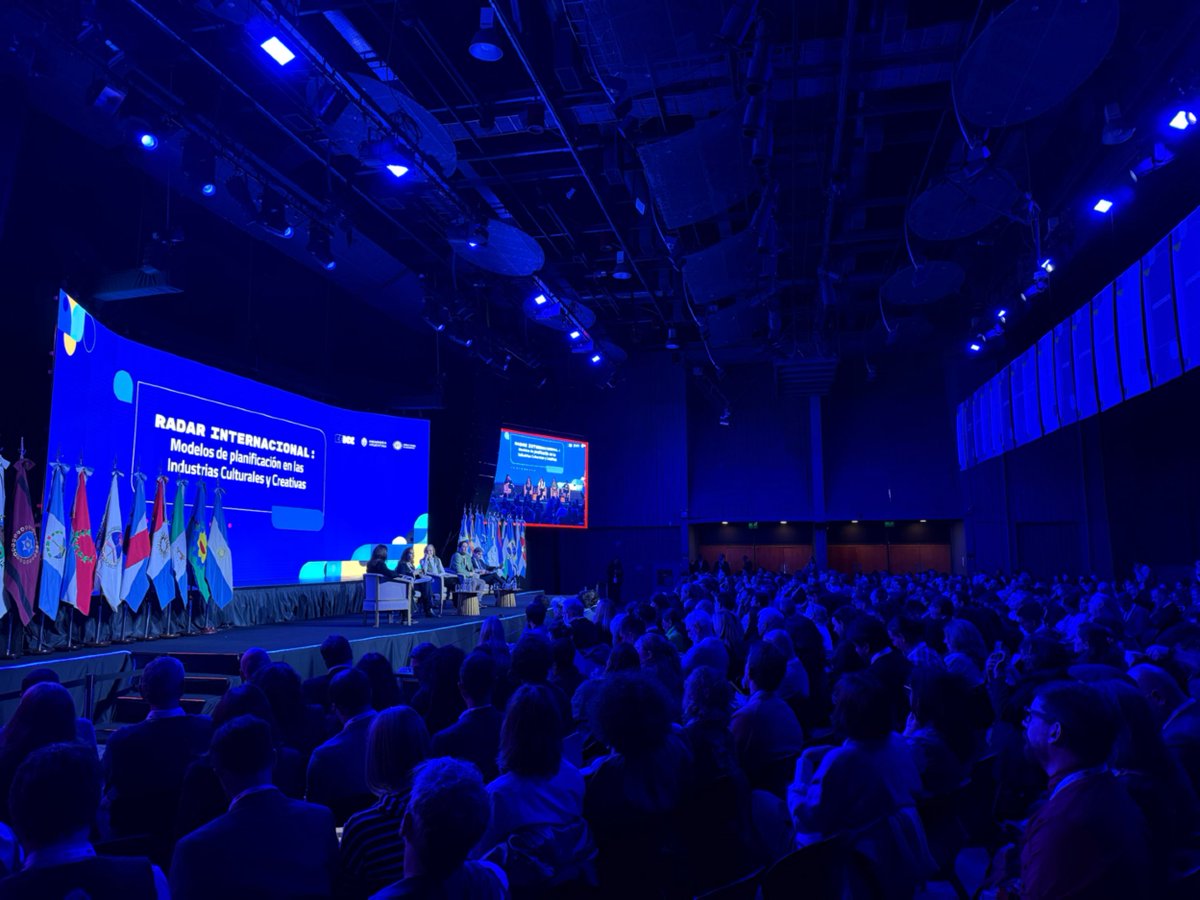 UNESCOmvdo's tweet photo. 🌎🎭La UNESCO participa en el Encuentro Federal de Industrias Culturales y Creativas, organizado por el CFI y que se desarrolla del 4 al 6 de junio en Mendoza, Argentina 🇦🇷. En el panel “Radar Internacional: Modelos de planificación en las Industrias Culturales y Creativas”, especialistas de la región intercambian experiencias, desafíos y oportunidades para fortalecer políticas públicas que impulsen la creatividad, la innovación y el desarrollo sostenible.

🎙️ Participan Mauricio Cifuentes (Chile), Ana Carla Fonseca (Brasil), Alcira Sandoval Ruiz (UNESCO) y Christian Asinelli (CAF), con la moderación de Marcela Cardillo. La cultura es un motor de desarrollo, empleo e identidad. Pensar estratégicamente su futuro es clave para construir sociedades más inclusivas, creativas y resilientes.