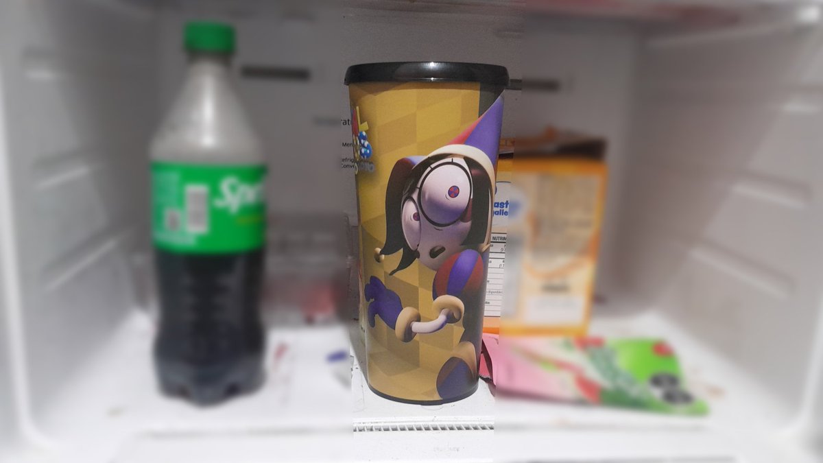 Jenny_Belle_69's tweet photo. 🌸: regresé a casa después de ir a ver #TheAmazingDigitalCircus junto a mi madre ❤️ Y si... Me compré el vaso de Pomni 🃏🎪 (ignorel el desastre que es mi refrigerador 👀) 

#Minecraft #minecraft18 #minecraftrule34 #jennymod #jennybelle #rule34 #minecraftjenny #jennyminecraft #pomni #tadcㅤㅤ