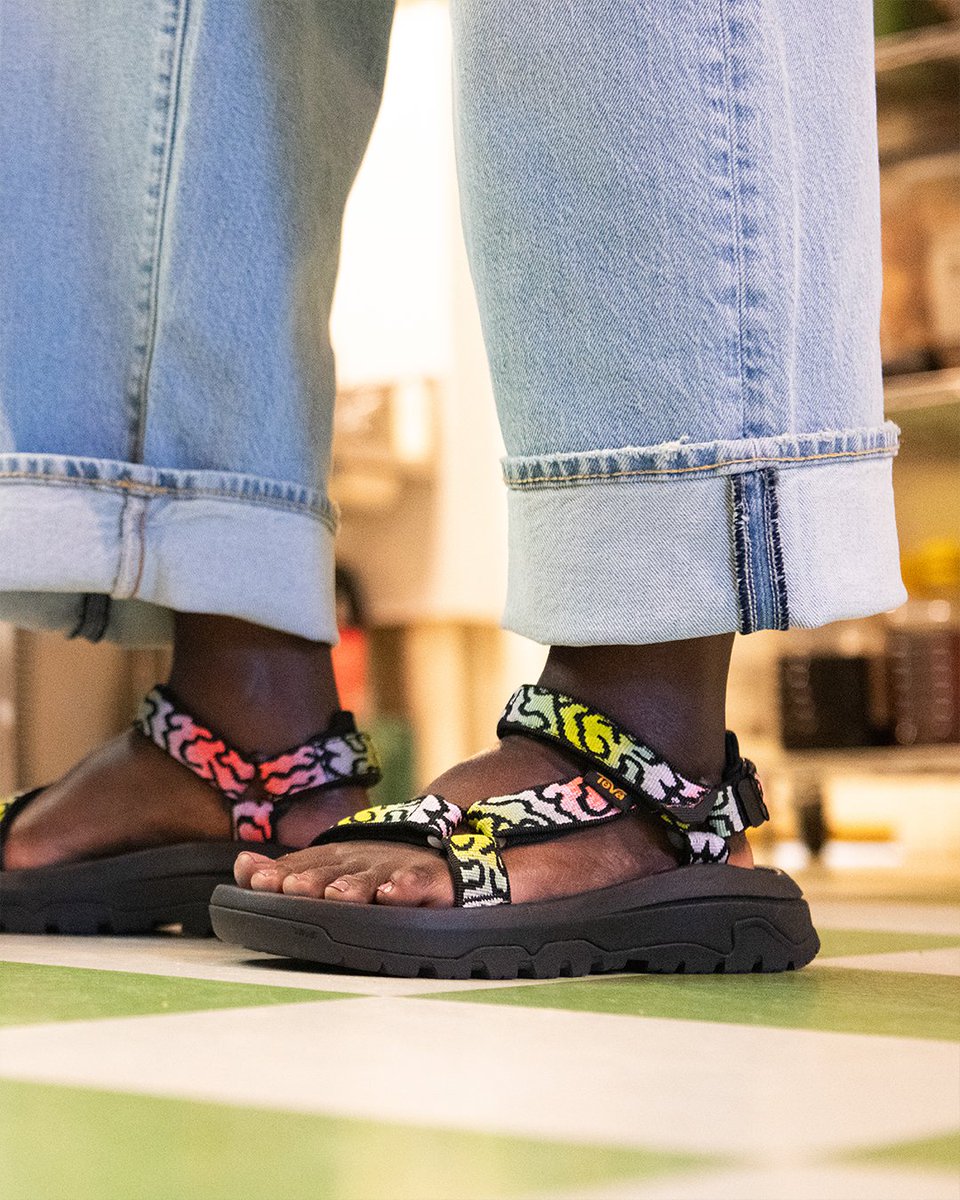 Teva_JP's tweet photo. 梅雨の景色を明るく彩る、カラフルなHurricane XLT3。
心地いいステップで、今日も自分らしい一日を。

WOMEN☞ https://t.co/9pL9cbQSru
MEN☞ https://t.co/wSbiUkjyx8

#Teva #テバ https://t.co/tomsADjDLe