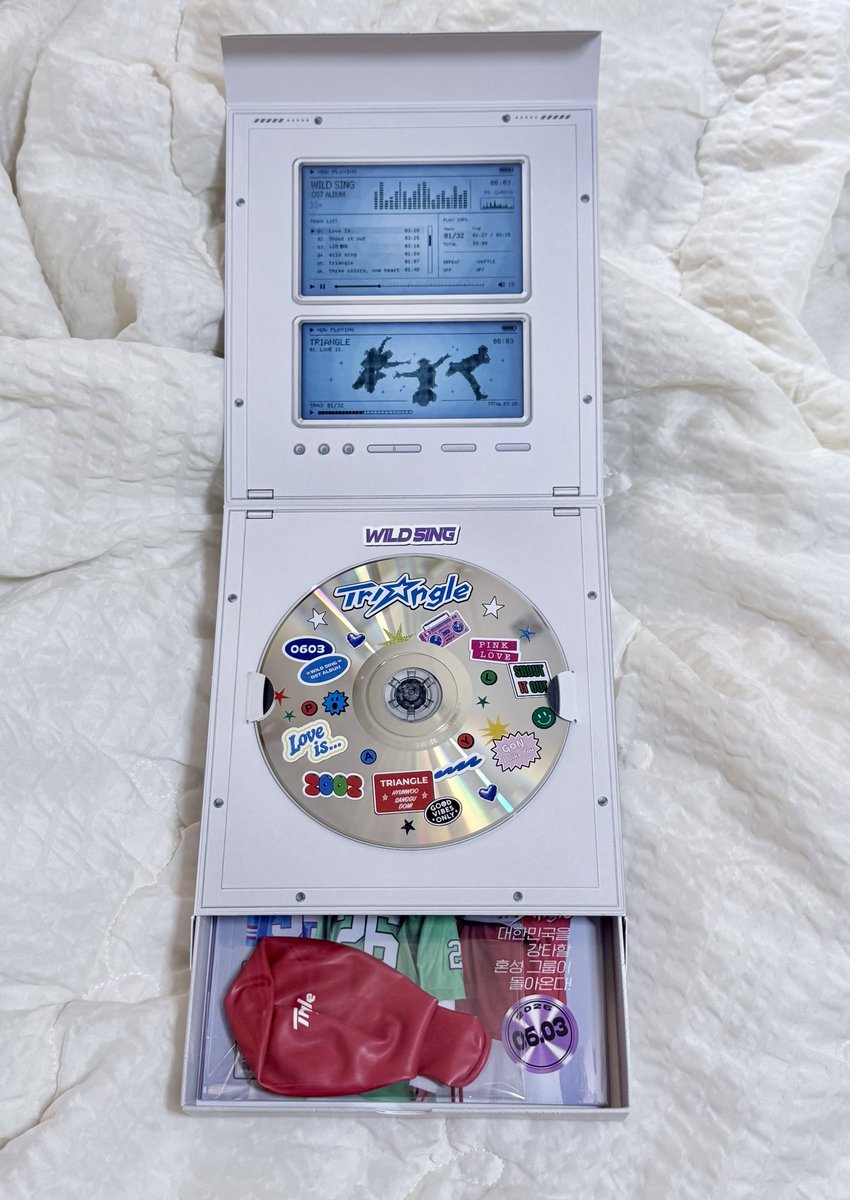 Luv_Alkaid's tweet photo. 와일드 씽 OST 도착! ☺️
내부 트랙 리스트까지도 그 시절 감성이 물씬 느껴지는 CD-P 디자인이고, 뒷면은 건전지 덮개까지 구현되어 있어서 감탄했다네요👏

랜덤 특전으로 들어있는 빨초파 풍선은…
꺄아아ㅏ앙
현우 컬러의 빨간색 풍선!! 🥹❤️❤️
정말 감사합니다 감사합니다🥹🥹

#와일드씽 https://t.co/jCYzruHtEo