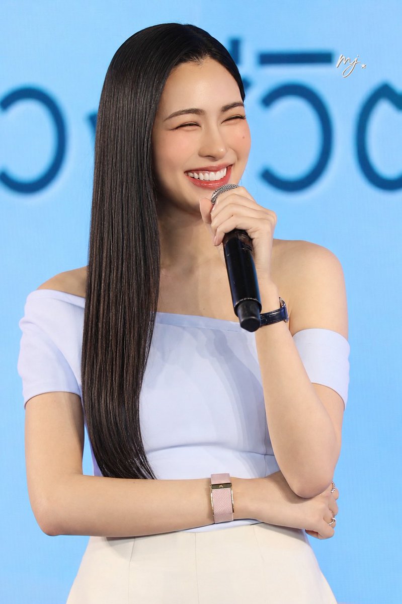 callme_Siri_F's tweet photo. รอยยิ้มของพี่หลิงเป็นหนึ่งในเหตุผลที่ทำให้ใครหลายคนมีวันที่สดใสขึ้นเสมอ 🤍
แม้ว่าจะมีเรื่องราวมากมายที่พี่ต้องเจอในแต่ละวันที่มันดีและไม่ดี
ขอบคุณสำหรับทุกครั้งที่พี่ยิ้มให้โลกใบนี้ ขอบคุณที่เป็นพลังบวกให้ใครหลายคนโดยที่พี่อาจไม่รู้ตัว
รอยยิ้มของพี่ มีค่ากับพวกเรามากจริง ๆ
เหนื่อยมั้ยคนเก่ง ขอให้หลิงได้มีเวลาพักกาย พักใจแบบจริงๆ บ้างนะ เป็นห่วงเสมอ