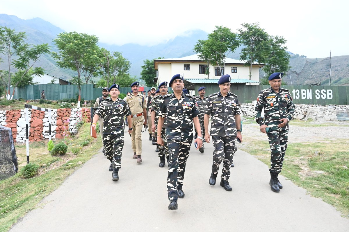SSBSHQSRINAGAR's tweet photo. श्री संजय सिंघल (भा.पू.से) #DGSSB, क्षेत्रक मुख्यालय (विशेष-प्रचालन) सशस्त्र सीमा बल श्रीनगर के दो दिवसीय आधिकारिक दौरे पर हैं।दौरे के प्रथम दिवस पर आपने 10वीं वाहिनी बटमालू एवं 13वीं वाहिनी डिगनिबल,Adhoc Bn -8 ग���रिड स्टेशन बदामपुरा एवं Adhoc Bn-9 की वाहिनियों का दौरा किया https://t.co/4KvwhKJyAB
