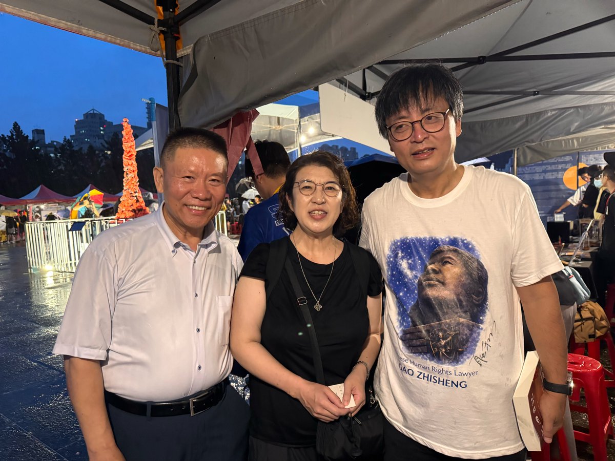 BobFu4China's tweet photo. 很高兴昨晚在台北自由广场与封從德弟兄一起纪念8964。很感動從德在台上一一讀出來64屠殺之後被中共判處執行死刑的目前已知的20多位烈士名字。從德的調查顯示實際秘密被槍決和掩埋的應該至少幾百人。在台上讲话里從德兄也特别提到被失踪8年10個月的高智晟律师。很高興还与来自日本现在台湾中研院研究8964的老朋友及川淳子教授 团聚。