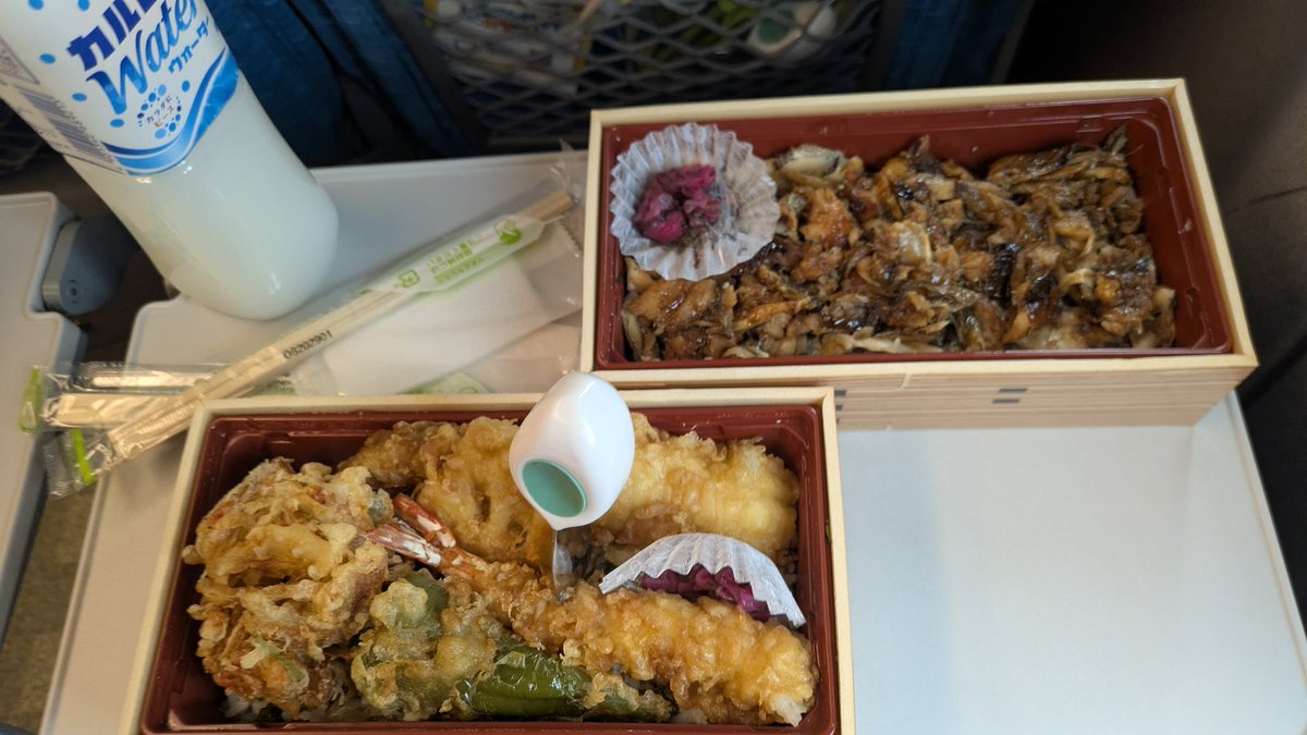 aco1120's tweet photo. 全く映えないし子供のフォーク刺さってるけど、日本橋玉ゐの揚げたて天丼と穴子飯、最高です（ビールものんでます） https://t.co/iFxEDN78nV