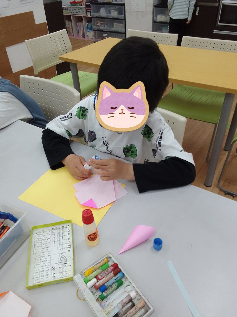 attomitsuke's tweet photo. 母の日のカード作りをしました😊
カーネーショ��の折り紙を貼って、メッセージを書いたり、シールを貼って可愛く飾ったり✨
大好きなお母さんに、素敵なカードを作ることができました👏🏻

#放課後等デイサービス　#放デイ　#あっとほーむ見附 https://t.co/hFgiGkbn1v