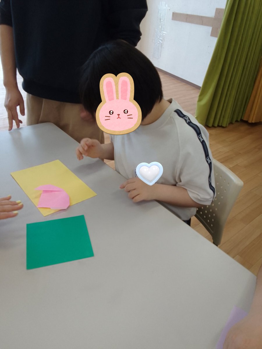 attomitsuke's tweet photo. 母の日のカード作りをしました😊
カーネーショ��の折り紙を貼って、メッセージを書いたり、シールを貼って可愛く飾ったり✨
大好きなお母さんに、素敵なカードを作ることができました👏🏻

#放課後等デイサービス　#放デイ　#あっとほーむ見附 https://t.co/hFgiGkbn1v