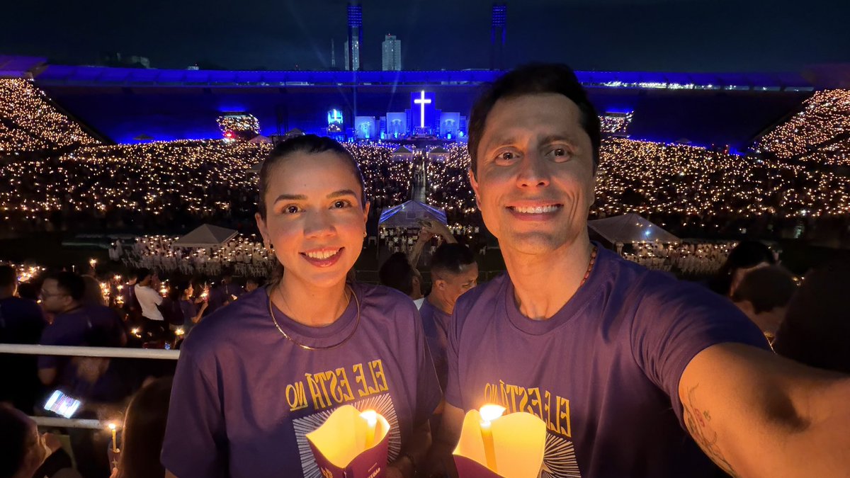 DuarteJr70's tweet photo. Que noite inesquecível! ✨🙏🏽

Participar de mais uma celebração de Corpus Christi é renovar a fé e recordar que nunca caminhamos sozinhos. Em cada vela acesa, um pedido. Em cada oração, uma esperança. Em cada coração presente, a certeza de que Cristo continua vivo entre nós.

Que Jesus Eucarístico fortaleça nossas famílias, cure nossas feridas, ilumine nossas decisões e nos conceda coragem para seguir fazendo o bem, mesmo diante das dificuldades.

Hoje saio do Estádio Castelão com o coração transbordando de gratidão e a fé ainda mais fortalecida.

Viva Jesus presente na Eucaristia! ❤️🙏🏽