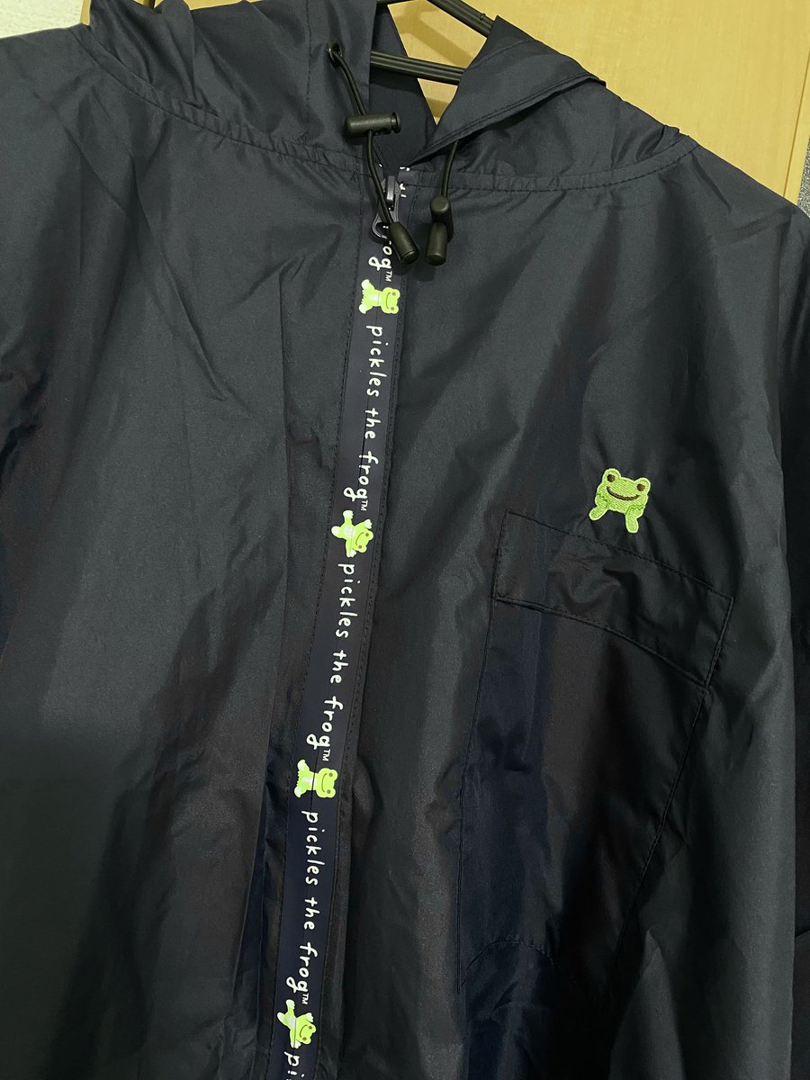 TheFrog0113's tweet photo. レインポンチョ🌧️
背中にリフレクターのピクルスがプリントされていて、夜道も安心🔦
6/1(月)に発売の「かえるのピクルス×studio CLIP」コラボアイテムをお試しさせていただきました。@studio_clip をぜひチェックしてねぇ
#かえるのピクルス #picklesthefrog
#PR #studioclip #スタディオクリップ https://t.co/kdCaZ26jJQ
