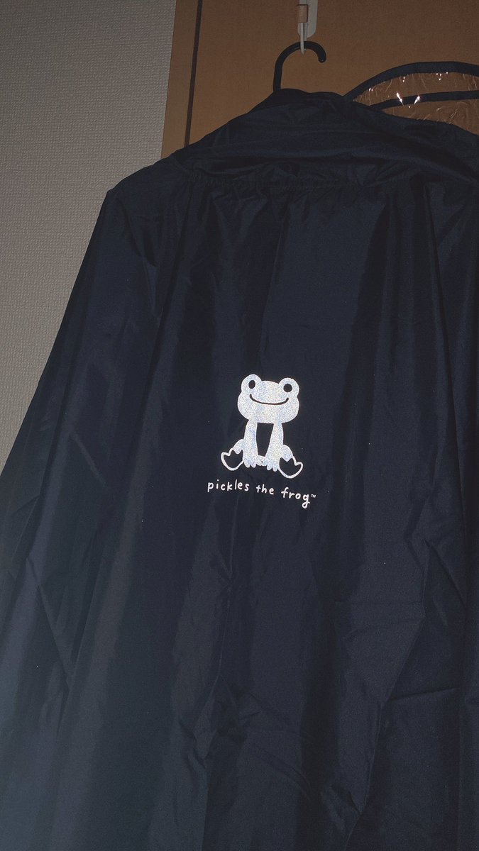 TheFrog0113's tweet photo. レインポンチョ🌧️
背中にリフレクターのピクルスがプリントされていて、夜道も安心🔦
6/1(月)に発売の「かえるのピクルス×studio CLIP」コラボアイテムをお試しさせていただきました。@studio_clip をぜひチェックしてねぇ
#かえるのピクルス #picklesthefrog
#PR #studioclip #スタディオクリップ https://t.co/kdCaZ26jJQ