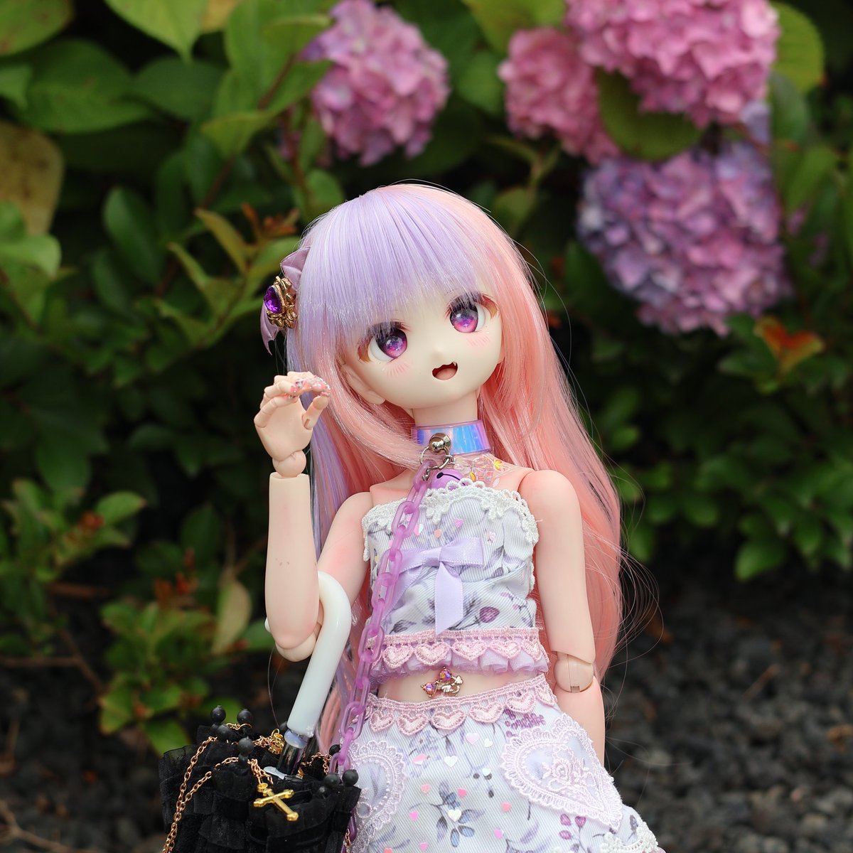 atsunsunnydays's tweet photo. 今日は雨は降らなさそうですね！週末はどうだろう？日曜日は雨っぽい？🤔お出かけは土曜日が良いかもしれませんね？
紫陽花が今の時期は見頃なので見に行かれる方も多いのかな🪻😊
皆様よき週末を迎えてください😉
#グラングリーン大阪　#MDD #まりりっこ　#ドールとお出かけ https://t.co/bzxbQcFDN7