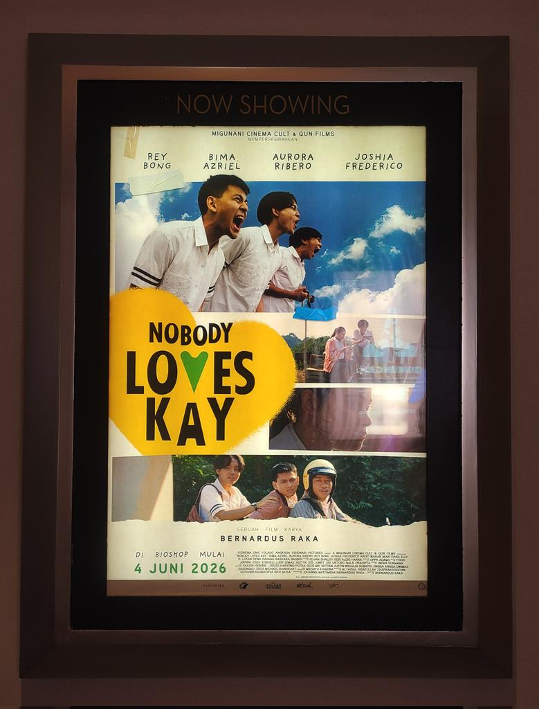 ridoarbain's tweet photo. Mungkin terdengar hiperbolis, tapi saya harus bilang kalau ini adalah salah satu FILM INDONESIA TERBAIK yang dirilis sepanjang tahun 2026! (so far)

Nobody Loves Kay adalah debut film panjangnya Bernardus Raka, drama coming-of-age bertema esports yang terinspirasi dari kisah nyata pro-player ONIC bernama Kairi.

Terus terang, saya bukan pemain Mobile Legends (ML), tapi saya menaruh banyak empati terhadap konflik yang dihadapi Kay dalam film ini. Apalagi premis ceritanya adalah fenomena yang betul-betul terjadi dalam kehidupan remaja masa kiwari, terutama kalangan Gen-Z, bahwa ada masanya mereka dihadapkan pada pilihan untuk mengutamakan pendidikan atau menerobos status quo, walaupun opsi lainnya hanya dianggap sekadar gim hiburan. Lagi pula, kalau mau disubstitusi, obsesi terhadap ML dalam film ini tak jauh bedanya dengan anasir "puisi" dalam AADC atau "film dokumenter" dalam CAS—semuanya adalah simbol dari mimpi-mimpi masa muda. 

Menariknya, film ini juga tak berusaha untuk mengglorifikasi apa pun tentang gim MOBA. Sama halnya dengan hobi lain, bukan hanya gim, kecanduan terhadap segala sesuatu memang punya risikonya masing-masing.

Beberapa adegan film ini pun sebetulnya berisi kritik subtil, terutama ingin menyindir gejala dari virus "berkata kasar" yang menginvasi budaya tongkrongan saat mabar ML. “Kayak orang enggak berpendidikan,” kata Nenek Kay setiap ia mendengar cucunya mengumpat "njing", "ntot", dan sebangsanya. Selain itu, film ini juga menyoroti realitas lain yang terjadi di sekitar, seperti masalah persahabatan dan percintaan remaja, persoalan tentang kemiskinan struktural, dan juga bias pandangan umum mengenai apa itu definisi "sukses".

Sepanjang durasi, beberapa dialog sebetulnya sangat berpotensi untuk menjadi cringey, tapi karena disampaikan dengan gestur dan mimik yang meyakinkan oleh para aktornya, penonton pun dibuat percaya kalau itu adalah percakapan kasual dalam pergaulan sehari-hari masyarakat kampung. Kudos untuk Bima Azriel, Rey Bong, Joshia Frederico, Aurora Ribero, yang bermain sangat apik! Tapi kalau dipikir-pikir, semua cast dalam film ini memang bermain bagus, termasuk juga para figurannya. Saya akan sangat marah kalau tak ada satu pun dari mereka yang dinominasikan untuk meraih Piala Citra tahun depan. Terutama Bima Azriel, ia adalah Jungler dan masa depan untuk film Indonesia! 

“Enggak semua orang harus jadi kayak Messi kan, Kay?” 

Nobody Loves Kay, but I do.