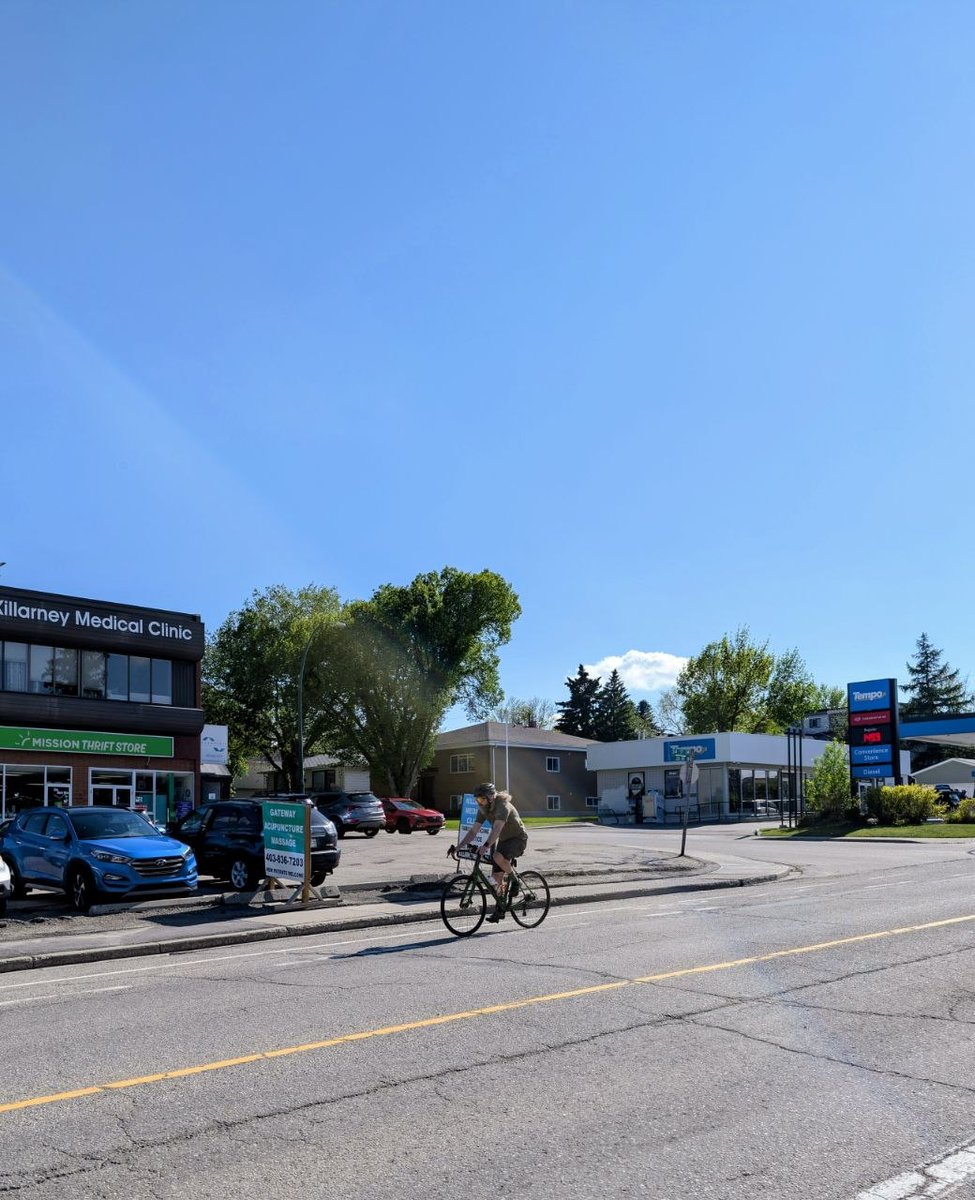 40PlusImmigrant's tweet photo. 🇨🇦 "God When?" (Canada Edition): NEPA🇳🇬 vs. CRA🇨🇦

Nigeria will prepare you for many things, but the sheer shock of Canadian bills, or the sudden joy of a random government alert hitting your account without warning, needs to be studied.

Some people here, especially from my job, are checking their banking apps, because of the new Canada Groceries and Essentials Benefit dropping this Friday, June 5:

The CRA took the standard GST/HST top-up, gave it a fancy new name, and added a 50% booster shot to help cushion the blow of day-to-day survival.😃 Though people still feel it is a trap!

Over 12 million low- and modest-income Canadians are getting this automatic payment via direct deposit (or a cheque in the mail if you still love paper).

Single (No kids): Up to $267, Couples (Married/Common-law): Up to $349, With 1 Kid: Up to $441, and With 4 Kids: Up to $717.

If you qualified for the January 2026 GST/HST credit, this drops into your account automatically. No links, no applications.

In Nigeria🇳🇬, when the grid collapses, and NEPA takes light, the government leaves you in darkness to count your losses. In 🇨🇦Canada, when inflation turns the grocery store into a horror movie, the CRA unexpectedly drops a casual $300 into your account to buy eggs and bread.

Different countries, different kinds of shock & vibes!