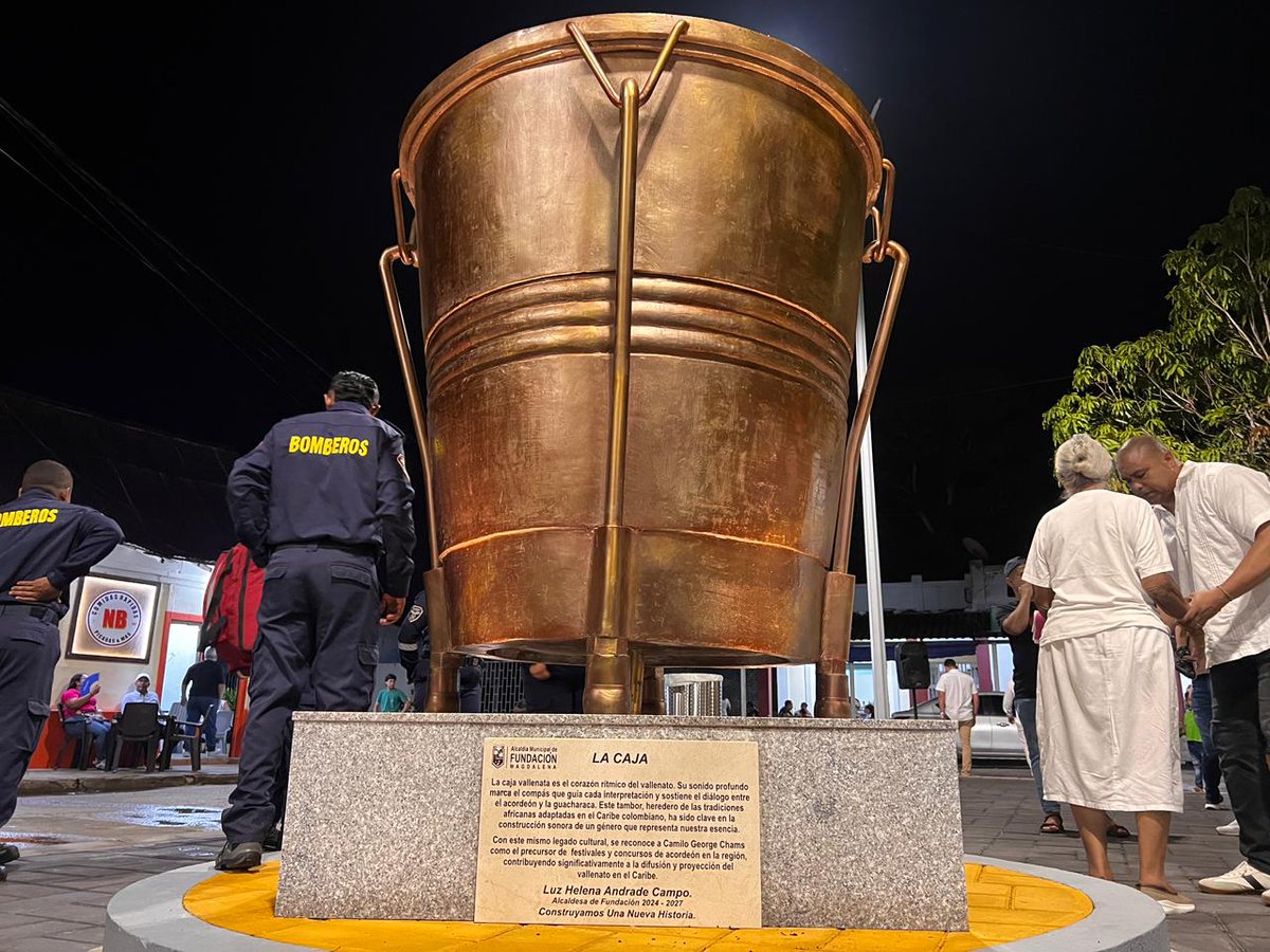 RadNalCo's tweet photo. #Regiones | La Emisora de Paz 97.3 FM estuvo presente en la Feria de Cultura y Tradición, un evento que rindió homenaje a los 81 años de historia de Fundación, Magdalena, tierra que vio nacer el Festival de la Leyenda Vallenata.

En el renovado Parque 7 de Agosto, propios y visitantes disfrutaron de un espacio que exalta la riqueza cultural y folclórica de la región, donde las imponentes esculturas de la caja, la guacharaca y el acordeón, elaboradas por el escultor fundanense Wilfrido Polo, recuerdan el invaluable aporte de este municipio al vallenato, patrimonio musical que identifica a toda la región Caribe.

Desde nuestra frecuencia de paz seguimos acompañando y difundiendo las tradiciones que fortalecen nuestra identidad y mantienen viva la memoria de nuestros pueblos.