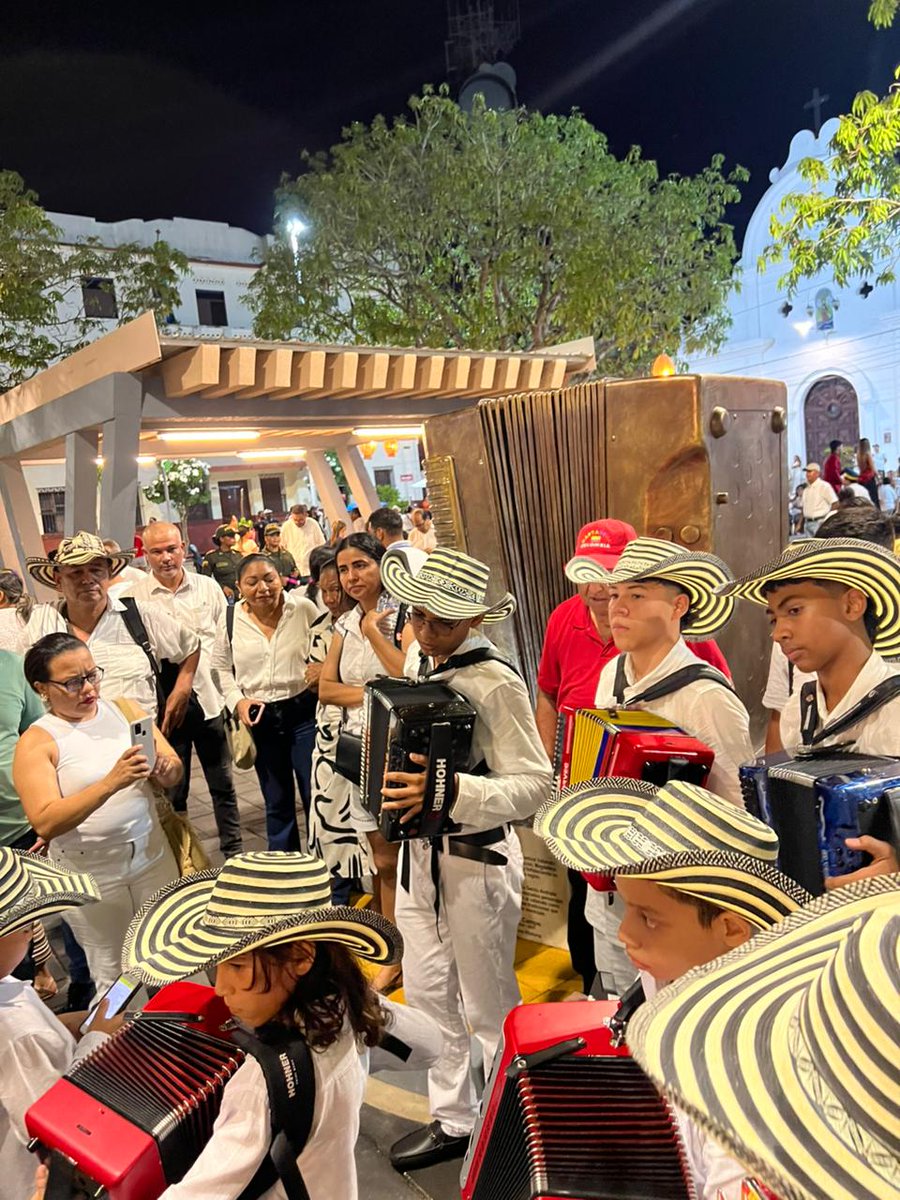 RadNalCo's tweet photo. #Regiones | La Emisora de Paz 97.3 FM estuvo presente en la Feria de Cultura y Tradición, un evento que rindió homenaje a los 81 años de historia de Fundación, Magdalena, tierra que vio nacer el Festival de la Leyenda Vallenata.

En el renovado Parque 7 de Agosto, propios y visitantes disfrutaron de un espacio que exalta la riqueza cultural y folclórica de la región, donde las imponentes esculturas de la caja, la guacharaca y el acordeón, elaboradas por el escultor fundanense Wilfrido Polo, recuerdan el invaluable aporte de este municipio al vallenato, patrimonio musical que identifica a toda la región Caribe.

Desde nuestra frecuencia de paz seguimos acompañando y difundiendo las tradiciones que fortalecen nuestra identidad y mantienen viva la memoria de nuestros pueblos.