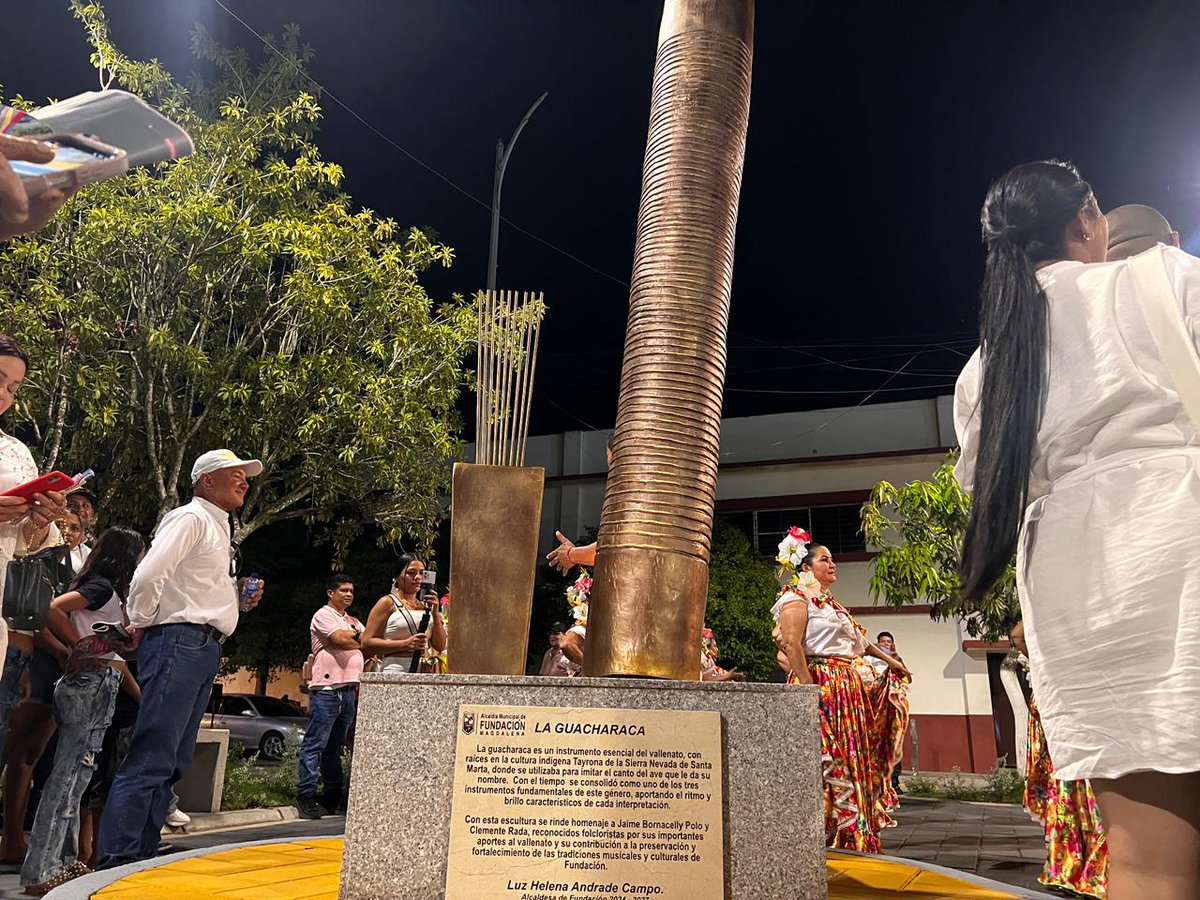 RadNalCo's tweet photo. #Regiones | La Emisora de Paz 97.3 FM estuvo presente en la Feria de Cultura y Tradición, un evento que rindió homenaje a los 81 años de historia de Fundación, Magdalena, tierra que vio nacer el Festival de la Leyenda Vallenata.

En el renovado Parque 7 de Agosto, propios y visitantes disfrutaron de un espacio que exalta la riqueza cultural y folclórica de la región, donde las imponentes esculturas de la caja, la guacharaca y el acordeón, elaboradas por el escultor fundanense Wilfrido Polo, recuerdan el invaluable aporte de este municipio al vallenato, patrimonio musical que identifica a toda la región Caribe.

Desde nuestra frecuencia de paz seguimos acompañando y difundiendo las tradiciones que fortalecen nuestra identidad y mantienen viva la memoria de nuestros pueblos.