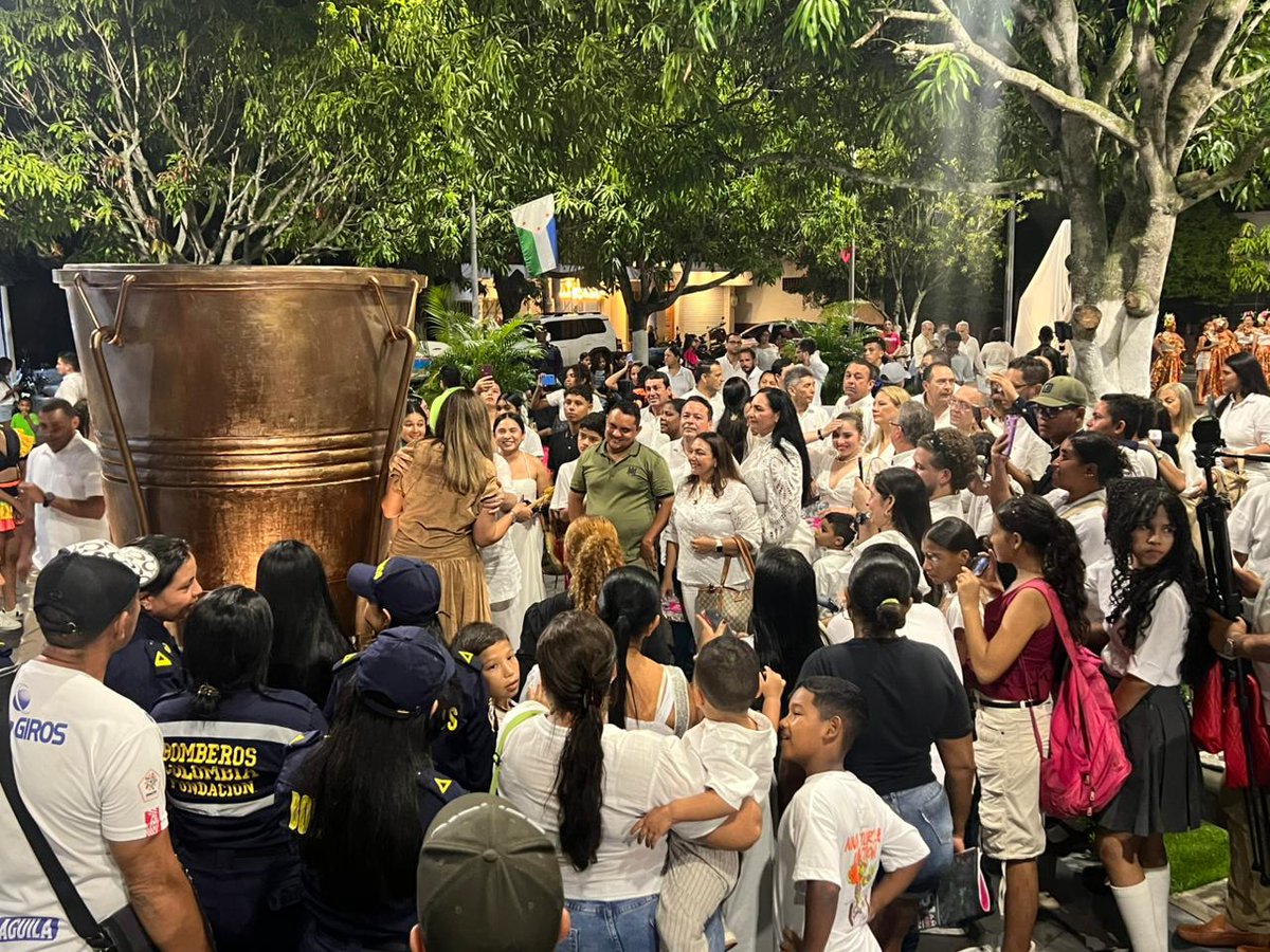 RadNalCo's tweet photo. #Regiones | La Emisora de Paz 97.3 FM estuvo presente en la Feria de Cultura y Tradición, un evento que rindió homenaje a los 81 años de historia de Fundación, Magdalena, tierra que vio nacer el Festival de la Leyenda Vallenata.

En el renovado Parque 7 de Agosto, propios y visitantes disfrutaron de un espacio que exalta la riqueza cultural y folclórica de la región, donde las imponentes esculturas de la caja, la guacharaca y el acordeón, elaboradas por el escultor fundanense Wilfrido Polo, recuerdan el invaluable aporte de este municipio al vallenato, patrimonio musical que identifica a toda la región Caribe.

Desde nuestra frecuencia de paz seguimos acompañando y difundiendo las tradiciones que fortalecen nuestra identidad y mantienen viva la memoria de nuestros pueblos.