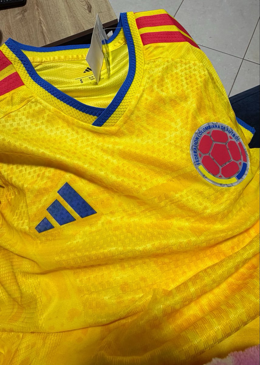 macaromesa's tweet photo. Yo: quiero la camiseta de Colombia. 
Papito Dios: https://t.co/zDVXQ9Frzv