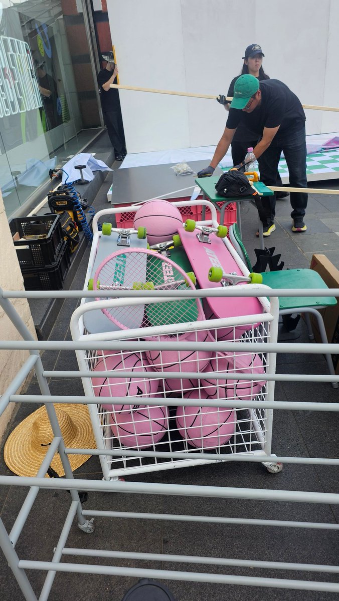 yilingmoon's tweet photo. the golden hour part 5 installation is being prepared at hongdae!! #ATEEZ #에이티즈 #GOLDENHOUR_Part5 https://t.co/vJXxhArDMK