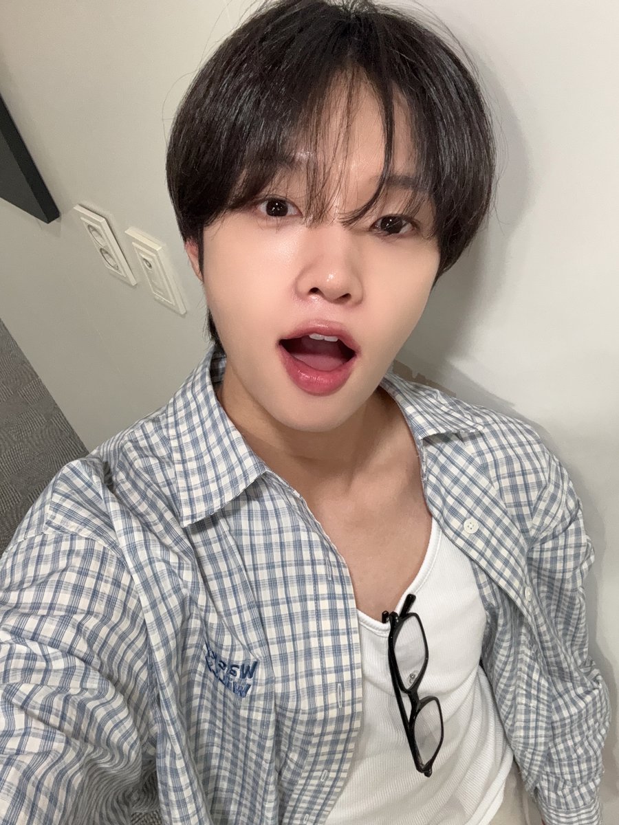 sondongpyo_dsp's tweet photo. [⏰] 
잠시 후 오후 12시, 
MBC FM4U ‘정오의 희망곡'에 동표가 출연합니다☘️

#손동표 #SONDONGPYO 
#MBC #정오의희망곡 https://t.co/KzMo62ERfH