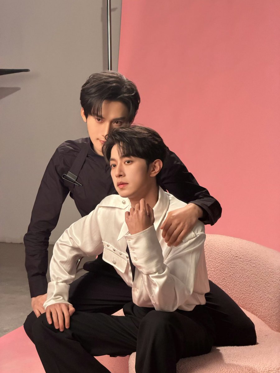 Jiangli_lele_TH's tweet photo. 🗓️ 05.06.2026 | Desire偷硬盘小分队𝑾𝒆𝒊𝒃𝒐 𝒖𝒑𝒅𝒂𝒕𝒆[1/3]

🔗 https://t.co/jblNMMV9jv

🇨🇳 : 三 二 一📸. 耶😏

🇹🇭 : สาม สอง หนึ่ง📸 เย้ 😏

#เจียงหลี่ #JiangLi #LiPeiEn #JiangHeng #Desire4 #江衡 #李沛恩 https://t.co/zaJ2IH7O8J