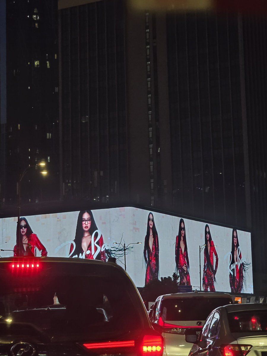 _jennieupdate's tweet photo. 260605 #JENNIE Ray-Ban Global campaign ad spotted in Kuala Lumpur. 

@jennierubyjane @oddatelier @ray_ban https://t.co/8yGTpZ6mTh