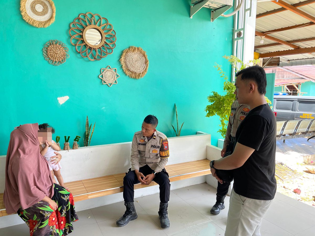 Polrestapteng's tweet photo. Polres Tapteng bergerak cepat mendatangi lokasi dugaan Kekerasan Dalam Rumah Tangga (KDRT) di Kelurahan Lubuk Tukko, Kecamatan Pandan, Kabupaten Tapanuli Tengah, Kamis (28/5/2026). Petugas turun ke lapangan setelah menindaklanjuti laporan korban melalui layanan Call Center 110 https://t.co/CPmX7oaPUP