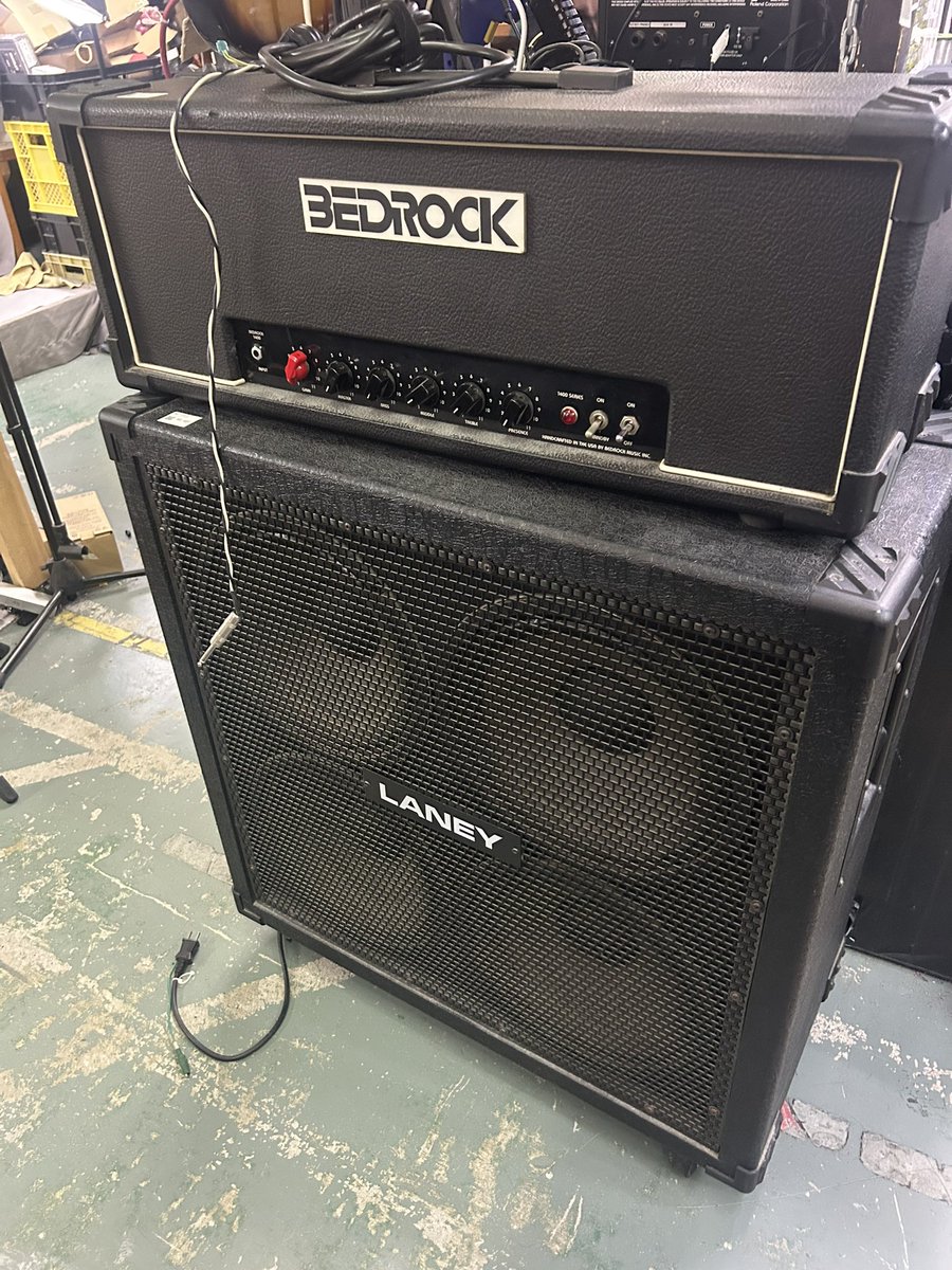chibakangakki's tweet photo. おはようございます
本日もチバカン楽器営業開始しました！！

当店にはデカスタックアンプがいくつかあります。
これら全部をフルテンで鳴らすのが夢です。
それでは本日もよろしくお願いします🙏

あらの https://t.co/JRLH0TAVtl