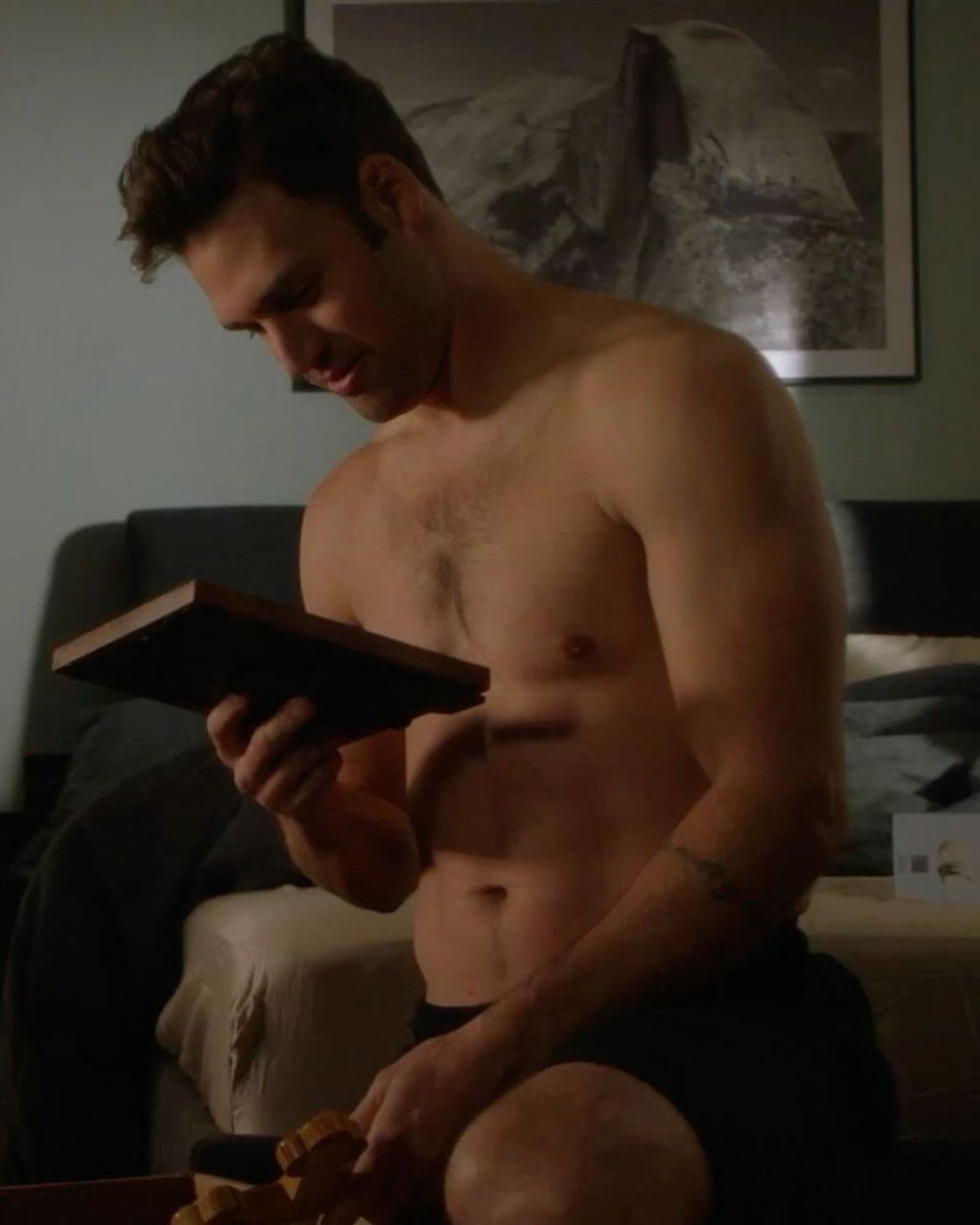 eddieyurii's tweet photo. 9-1-1 was crazy as hell for making mpreg canon 😭😭😭😭 https://t.co/TotS6xd4IA