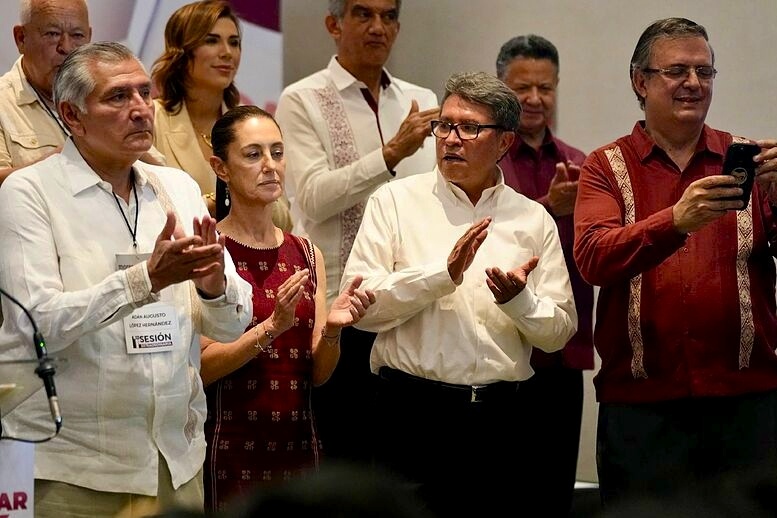 El_Flox's tweet photo. Quién le sugirió a @Claudiashein que saliera a poner la cara por Rocha Moya a nombre de la soberanía?
La posición inicial debió ser, tomar muy seria la acusación, y comprometerse a investigar.
Es más, desde el primer momento de su gobierno, debió anunciar una guerra, contra https://t.co/IV7BbBAEmr