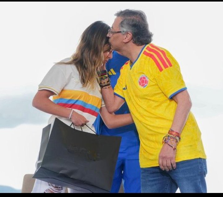 Bivian98976624's tweet photo. Antonella te amamos❤️‍🩹🥺 https://t.co/dXaJi1oIks