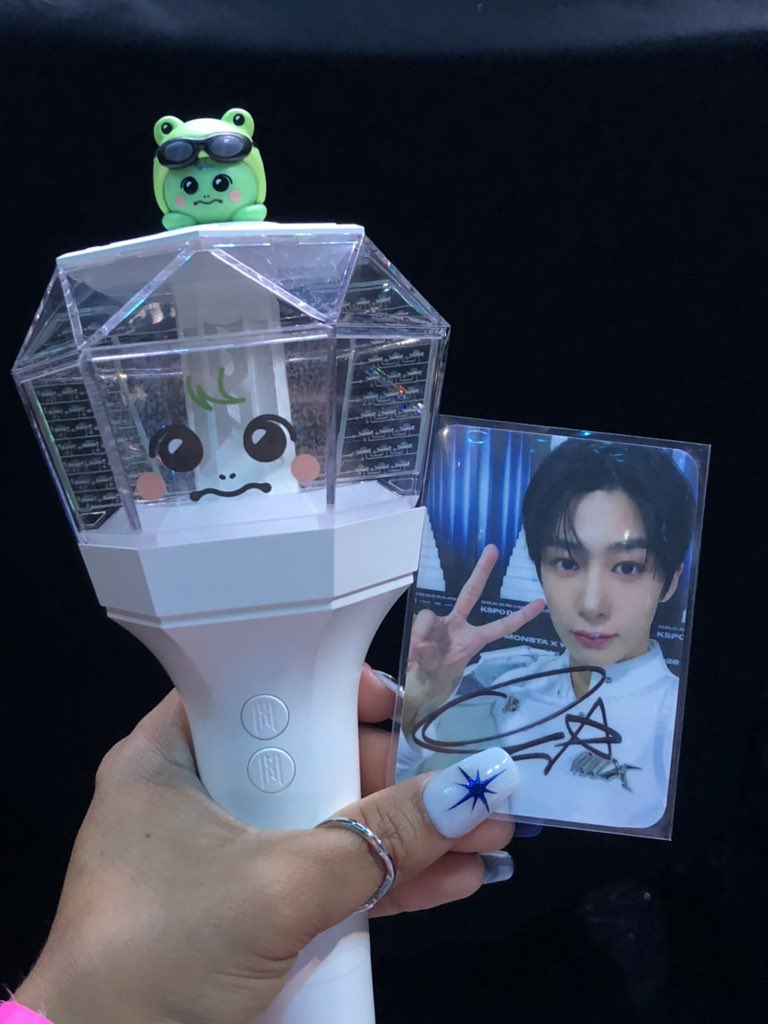 monekbr's tweet photo. TO COM FOMO!

Foto do álbum autografado + photocard autografado pelo #HYUNGWON! ❤️

#MONSTAX #몬스타엑스
cr. wonniecoenffl https://t.co/FW4tBUUXyy