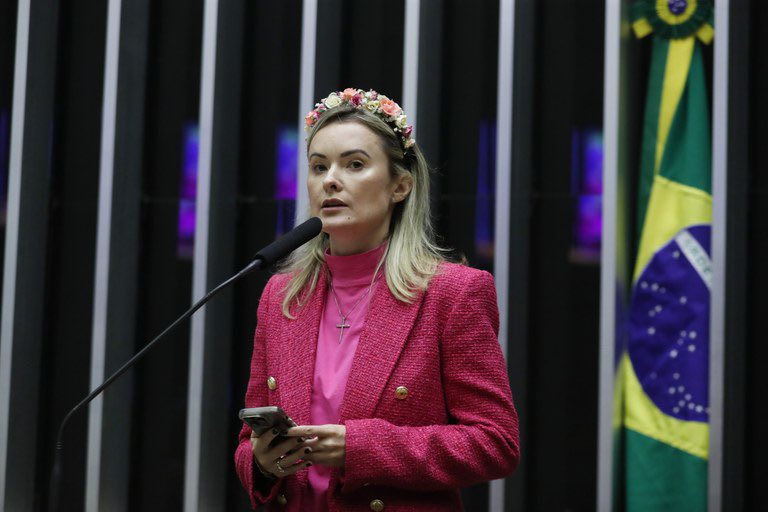 Manfredini2023's tweet photo. 🚨URGENTE: A Deputada Federal Júlia Zanatta (PL-SC) IMPEDIU qualquer pessoa de divulgar a INFORMAÇÃO PÚBLICA da quantidade de dias trabalhados pelo seu mandato em 2025. Caso ocorreu depois que, INEXPLICAVELMENTE, @apropriajulia venceu uma ação judicial no Tribunal Regional Eleitoral de $anta Catarina (SC), após o @plnacional_ utilizar parte dos R$ 881 MILHÕES DO DINHEIRO PÚBLICO do Fundo Eleitoral para me PROCESSAR. Estão querendo AMORDAÇAR O CRISTÃO @joaofig. Trata-se de uma PERSEGUIÇÃO IMPLACÁVEL!🇧🇷