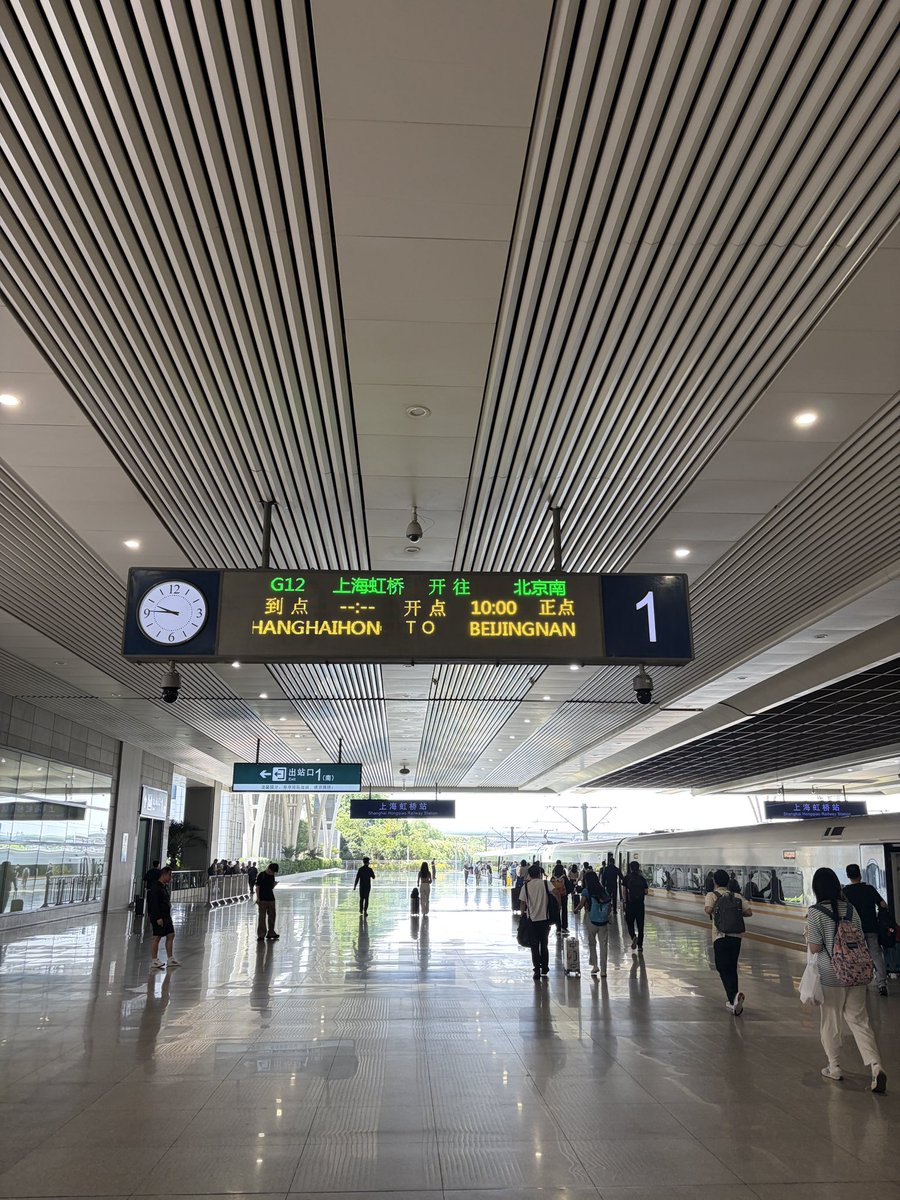 jyceater's tweet photo. 時速350キロの超高速椅子で移動 https://t.co/KOL22bcLhM