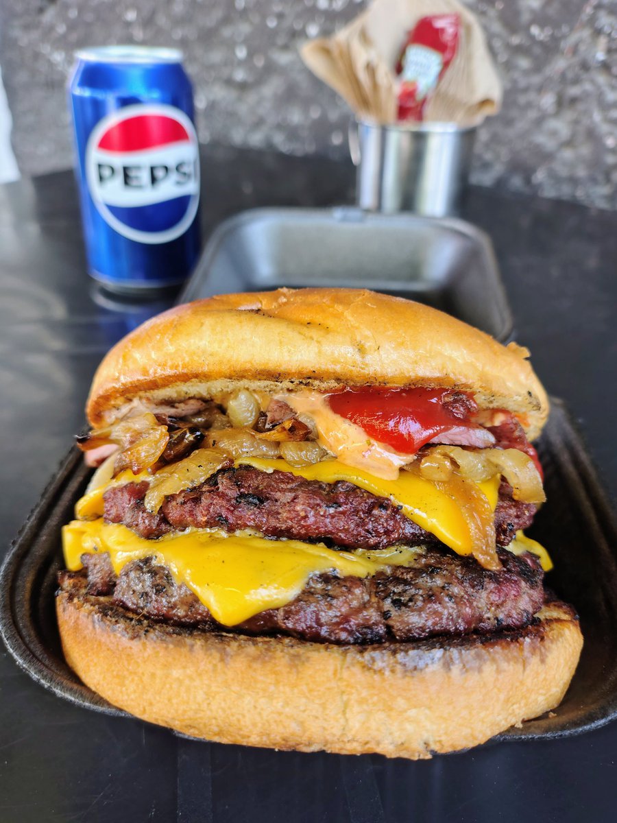 ElGastroBurger's tweet photo. Mejoramos la Doble Smash Burger, ahora con cebollita caramelizada, tocino, pepinillos caseros y nuestra mayonesa de chipotle.

#hamburguesa #elgastro #streetfood #torreon https://t.co/nZ23V4wMD8