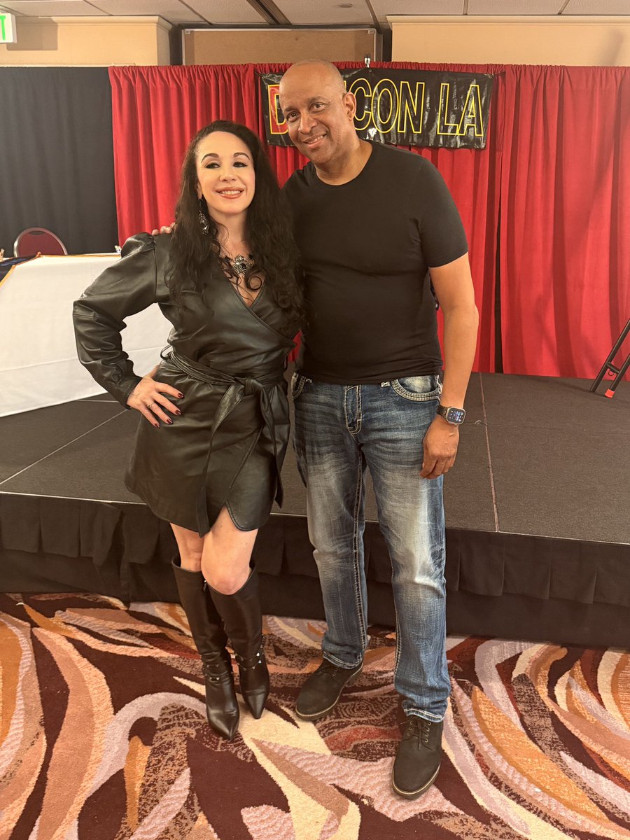 MsJewellMarceau's tweet photo. Enjoying @DomConLA with a long time friend. It’s so wonderful to reconnect with friends I’ve known for decades. Not only for the great company, but also to enjoy the ways in which friends have grown &amp; changed in magical ways! 🪄✨💫🪄 https://t.co/n21WJ3aYXq