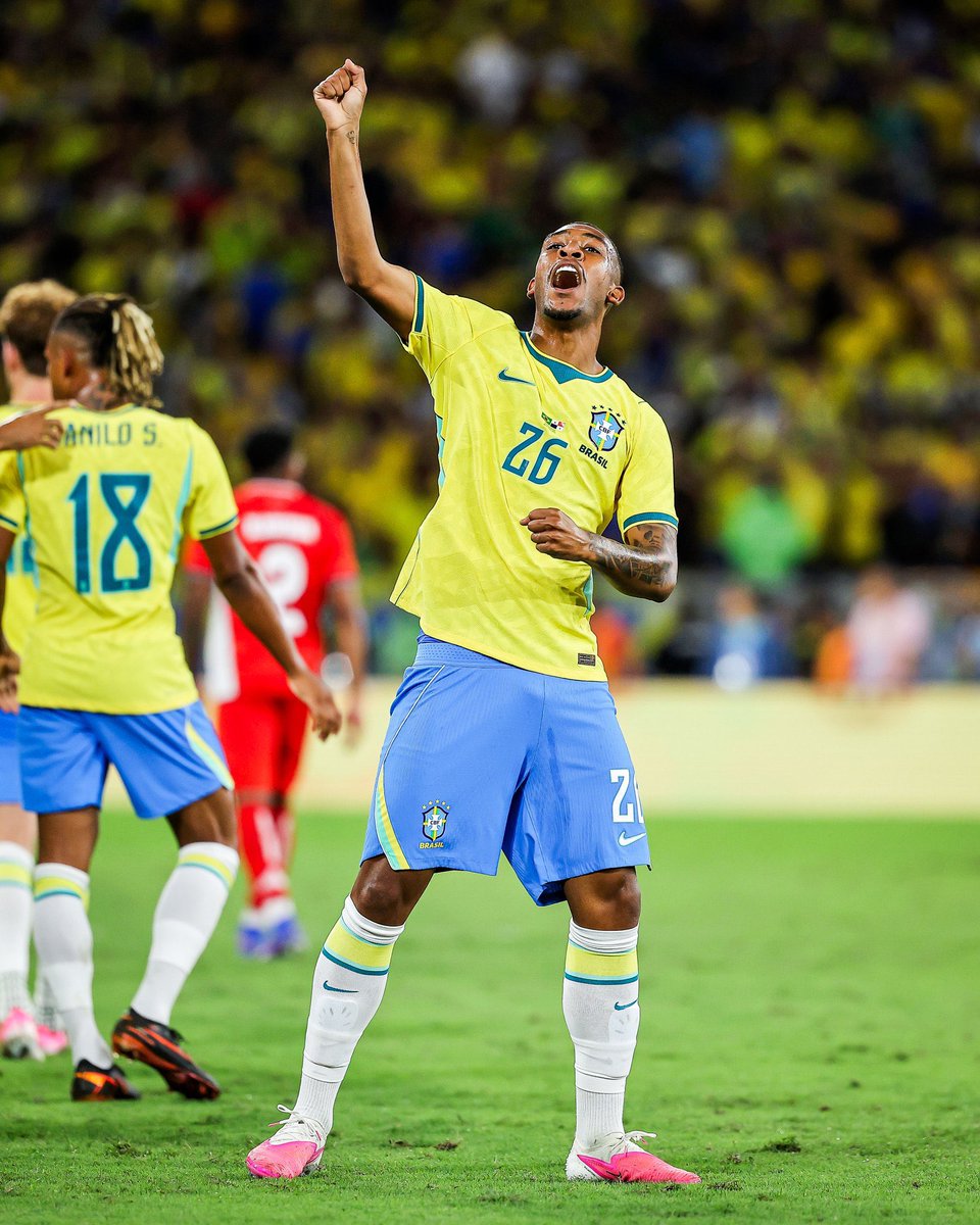 newscolina's tweet photo. 🚨 Rayan ganhou a vaga de Lucas Paquetá e treinou entre os titulares na Seleção Brasileira.

Carlo Ancelotti manteve o esquema com quatro atacantes, com a linha de frente sendo formada por Rayan, Raphinha, Vinícius Júnior e Igor Thiago.

📰 @geglobo https://t.co/4xNe0RhAC5