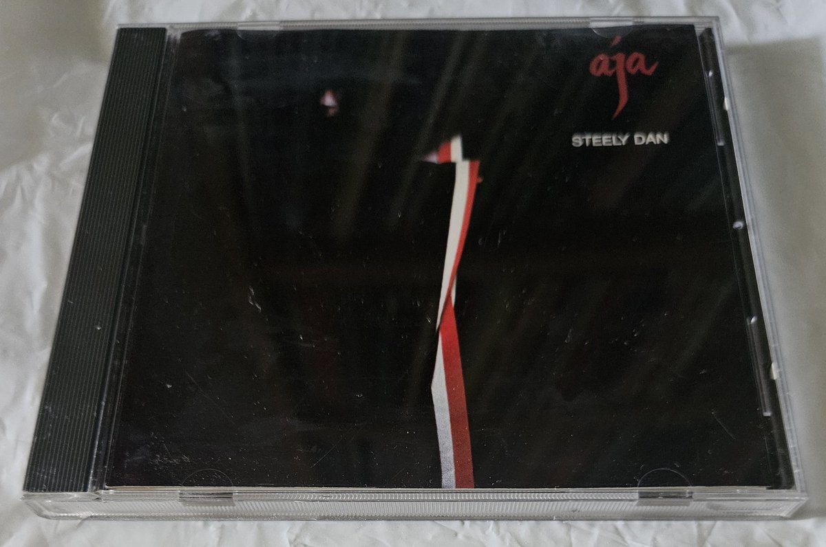 fripp66's tweet photo. steely dan의 77년 앨범을 듣고 있다. 앰프를 바꾸고 리마스터가 안된 음반도 듣는데 불쾌감이 없다는 점이 매우 만족스럽다. 앨범타이틀이 이름 애자(愛子) 설이 있구나. 근데 커버아트는 왜색 그 자체. #jewelcase https://t.co/0aLLF9zUKS