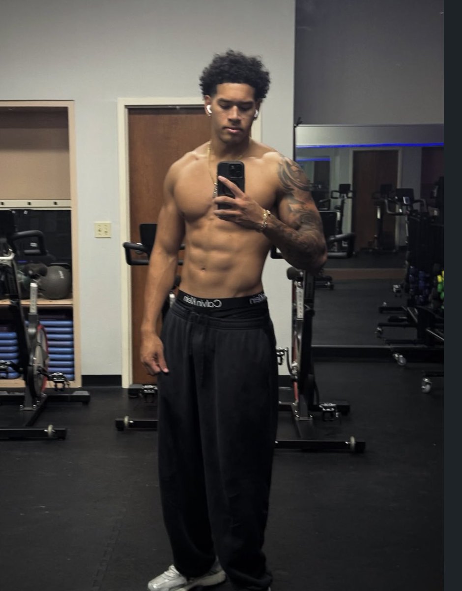 Melanimorenoe's tweet photo. Hennniiii sincere 😂 is in shit this man phewwwww😭😭😭😭
#LoveislandUSA https://t.co/EUi8vmkV5t