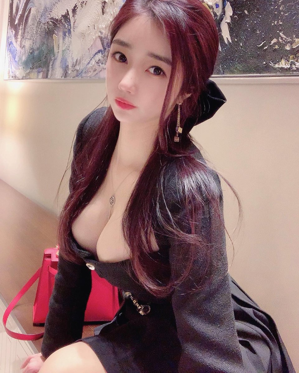 xDreadLuster's tweet photo. 이러고 과팅 나가면 내 희망 전공은 그냥 개꼴리는 마조련 되는 건가 찐으로 가슴골 다 보여서 오한 들고 소름 돋는데 반응 궁금해 🫠 https://t.co/KjQ0loSXIv