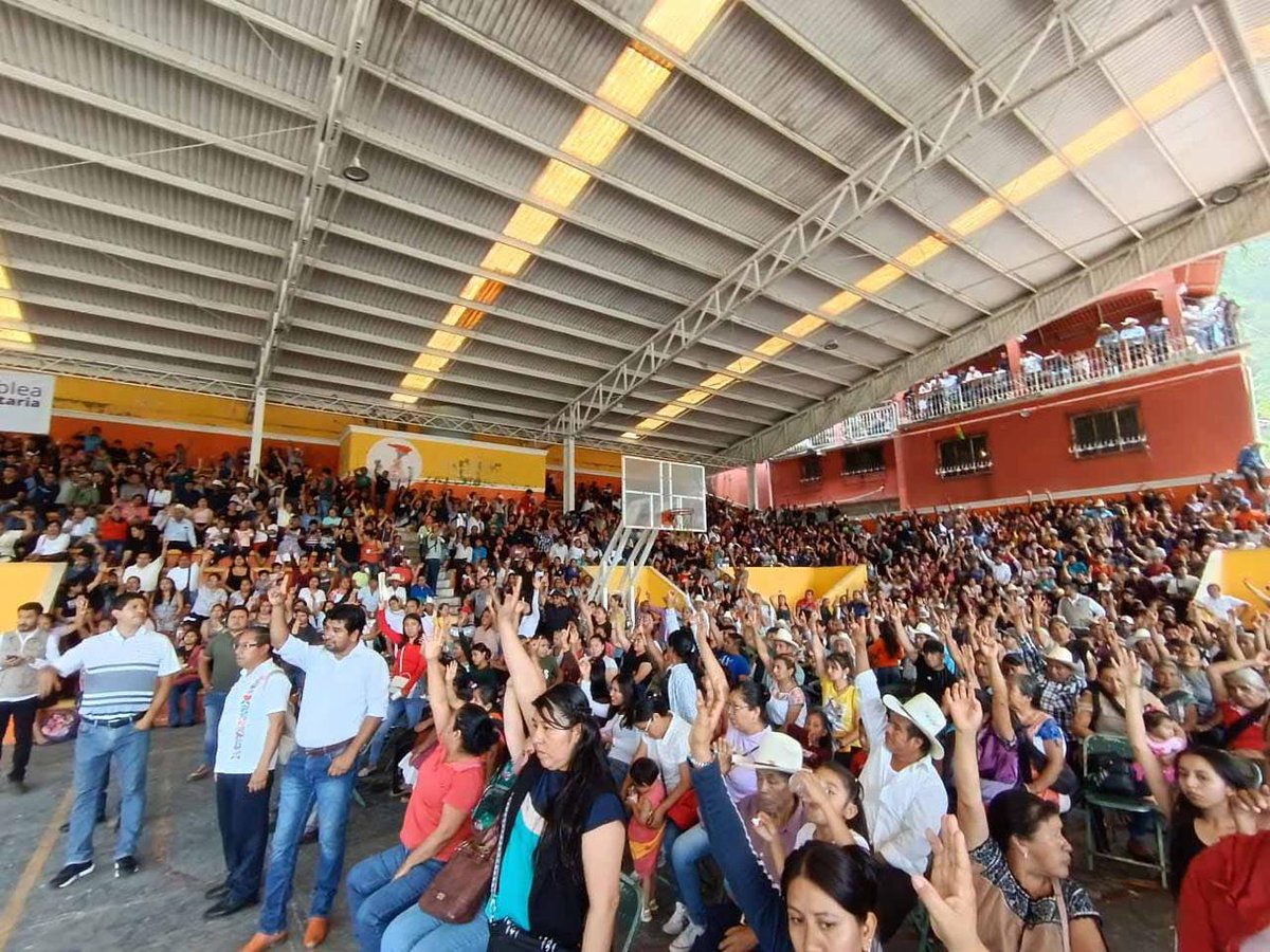 Foro21's tweet photo. 🚨 HUITZILAN DE SERDÁN EN ALERTA: DENUNCIAN INTENTONA DE MORENA PARA ROBARSE COMITÉ FEDERAL; REPORTAN AGRESIONES AL ALCALDE

Pese al fraude de los "servidores de la nación" y la huida de la delegada Yolanda León, la comunidad valida su comité FAISPIAM-INPI. 🏛️💥 Según evidencias y testimonios:

🔹 Fraude burdo: Acusan a operadores federales de inflar votos para encubrir la minoría de Morena frente a la victoria de Arnulfo Bonilla. 
🔹 Hostigamiento: Exigieron de forma ilegal credenciales de elector a opositores mientras daban paso libre a morenistas de Zoyotla. 
🔹 Violencia de grupo: Porros de Morena agredieron a escrutadores y acorralaron al edil Josué Elías Velázquez y a mujeres del municipio. 
🔹 Firmeza civil: Funcionarios huyeron, pero la asamblea se quedó, firmó el acta de validez y alista protestas ante Bienestar e INPI.

🔗 Revisa las transmisiones del zafarrancho y los nombres de los líderes denunciados aquí: https://t.co/7qZxeBpW7Y

#Foro21 #Huitzilan #Puebla #Bienestar #INPI #FraudeElectoral #ÚltimaHora
