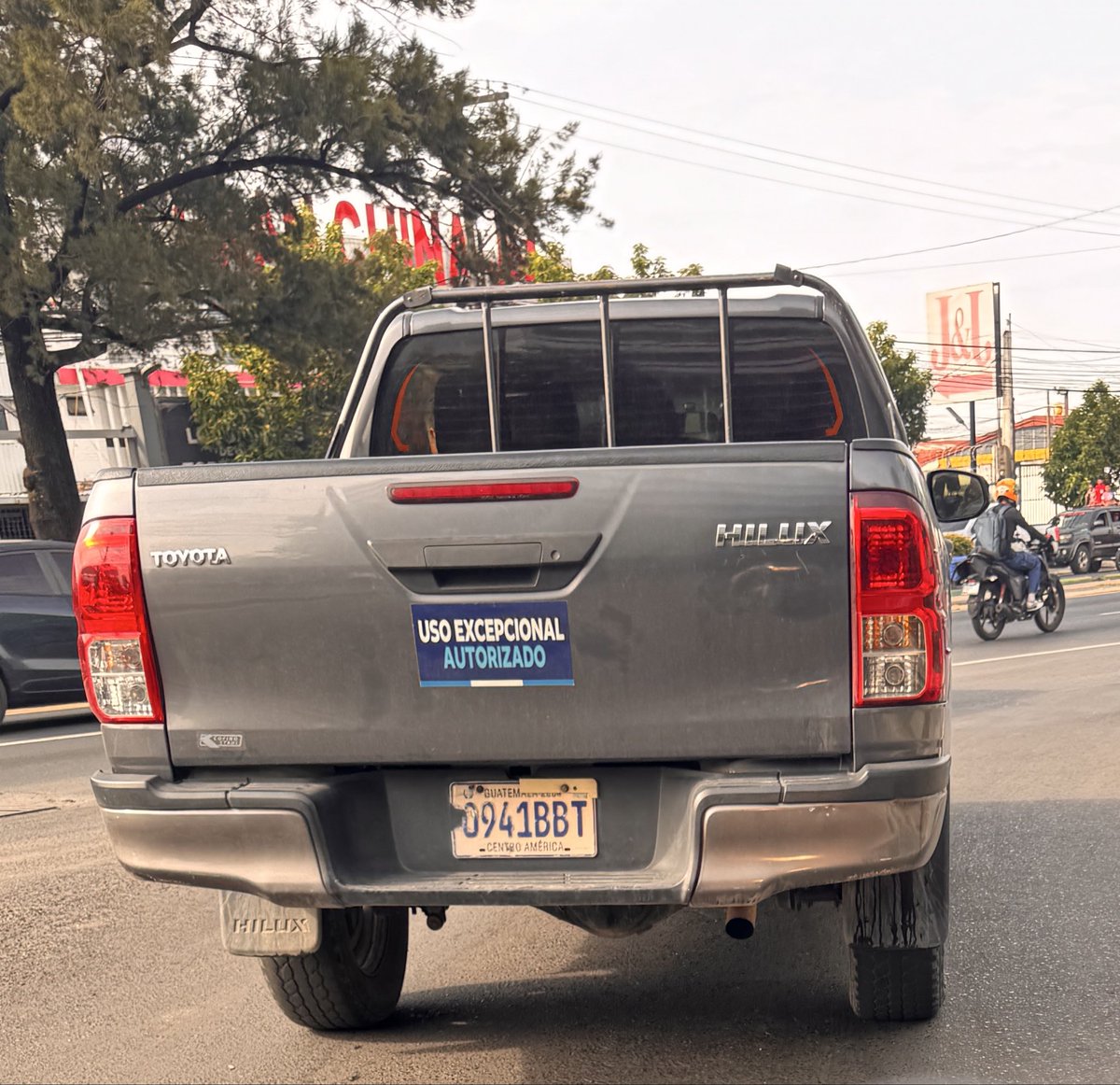 honor182's tweet photo. @amilcarmontejo Y para cuando esos carros con placa borrada? 
Que dice @samuel_pz 
Y todavía hablando por celular. (Hacer zoom) https://t.co/UmjsCxoUYN