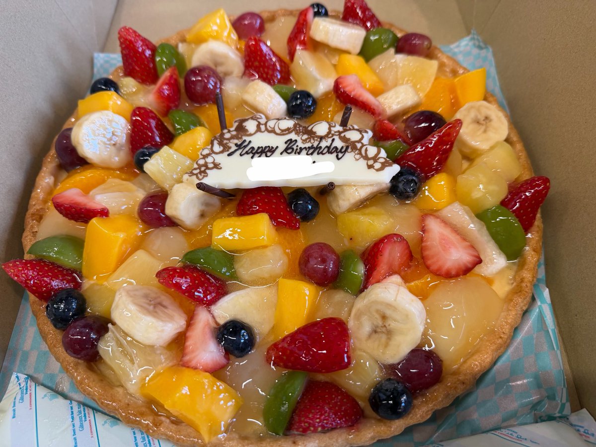 YoloTechnology's tweet photo. オフィスでは、社員の誕生月にみんなでケーキを食べます😋
5月は2名お誕生日の方がいたので2種類のケーキを🎂✨
とても美味しくいただきました🍴 https://t.co/c2vGptAlQc
