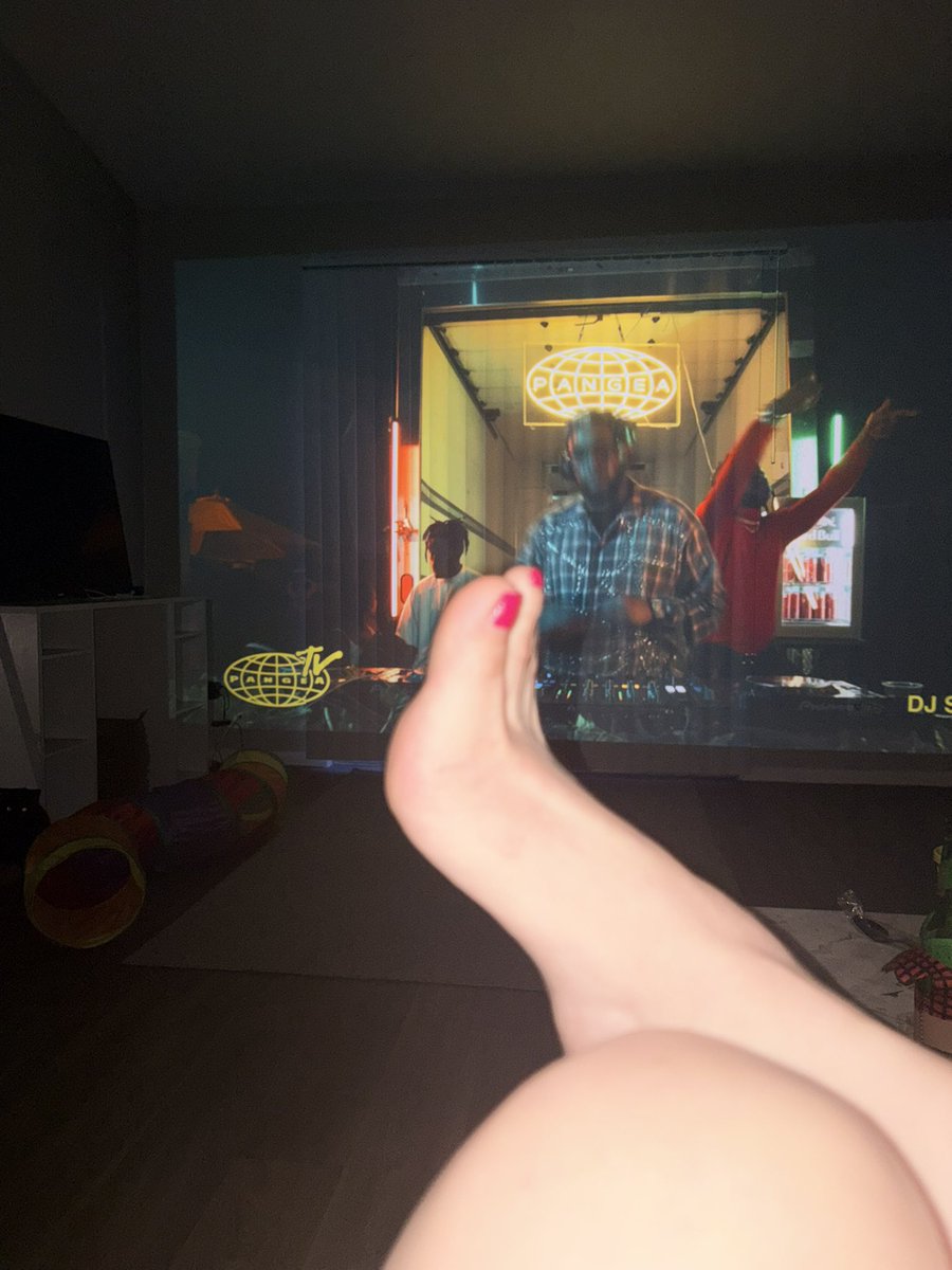 bbycc_'s tweet photo. Just chillin time to relax and for you to send #feet #footfetısh #feetworshi̇p https://t.co/j69GnBQnxw