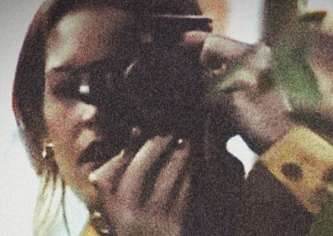 LhTrueLoveStory's tweet photo. One of the photos below shows Lisa Marie Presley taking pictures of Michael Jackson and her daughter Riley Keough, the other shows Michael posing for the camera, during one of their trips to Africa, specifically the one they made in 1997. Watch the scene in the short video below. https://t.co/bKNVlXimIi