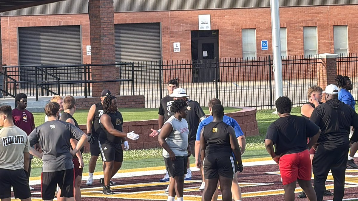 Jay_T_Griffin76's tweet photo. Had an amazing time at @PearlRiverFB  Prospect Camp got some work in with @Coach_B_DEAD aswell! Truly a blessed experience. Thank you for all the coaches that helped me aswell as the players for the atmosphere! @CoachDWBoykin @cliff_collins10 
@CoachCausey66 @CoachD_Gary https://t.co/0Bh6qJzory