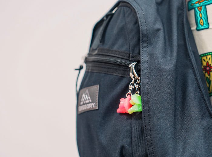 e_earphone_LAB's tweet photo. 🩷インプレッションキーホルダー本日発売💚

人の耳が作り出す、複雑でなめらかな造形。あの独特のフォルムを、アクセサリーとして身につけるのにぴったりなサイズへキュッと縮小し、可愛いポップなキーホルダーに仕上げました！

昔から実際のインプレッション採取現場で使われている鮮やかなカラーのグリーン(左耳)、最近見かける機会が多くなったポップで可愛いカラーのピンク(右耳)の2色をご用意✨

【ラボのこだわり】
本製品は、職人が秋葉原の工房にて実際のオーダーメイド製品に使用されている原料、機材を用いて手作業で成形・調色・仕上げを行ったハンドメイド製品です。
絶妙な色彩のニュアンスや仕上がりの違いも、それぞれの個性としてお楽しみください！

こちらからご購入できます💁🏼‍♀️
https://t.co/sKzZl3QFgR