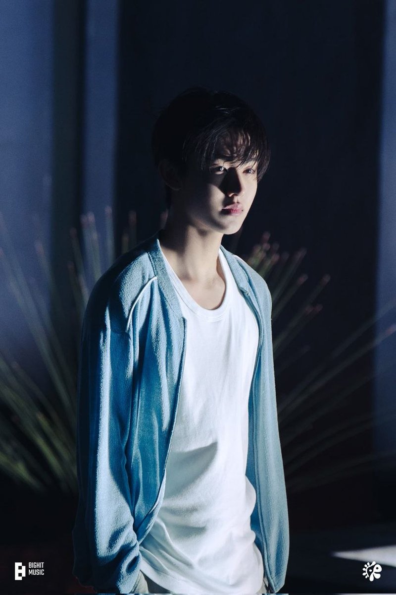 SeonghyeonBRA's tweet photo. SEONGHYEON nos bastidores do MV de 'Blue Lips'.

#SEONGHYEON #성현 #CORTIS #코르티스 https://t.co/Z5yUfTE18h